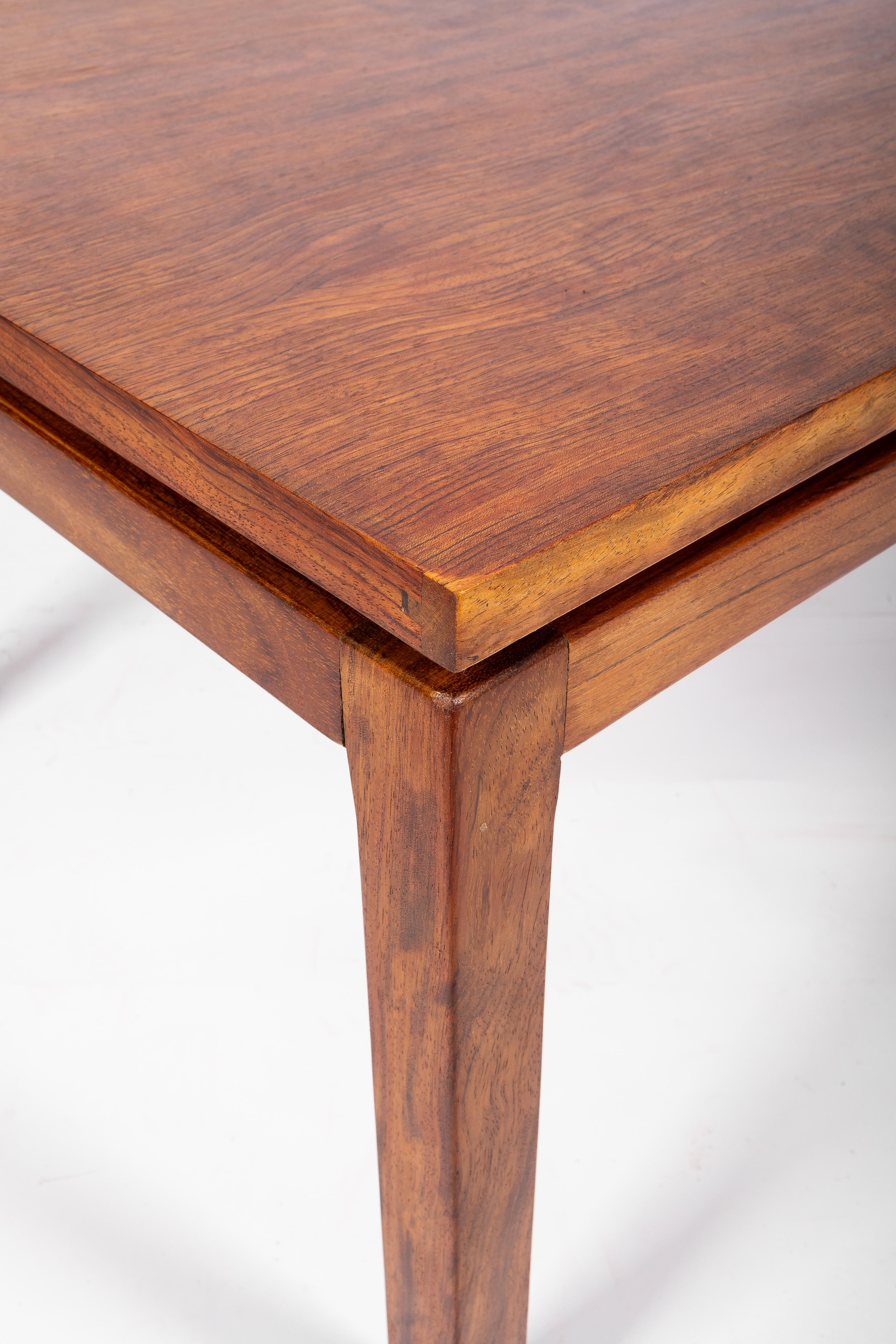 Coffee table by Alfred Hendrickx

Made in Bubinga wood.

Except the top, every other piece is full wood. The table top has a veneer in Bubinga wood.
Extendable: table can be openend and in the middle, one can fix the extra part in wood and white