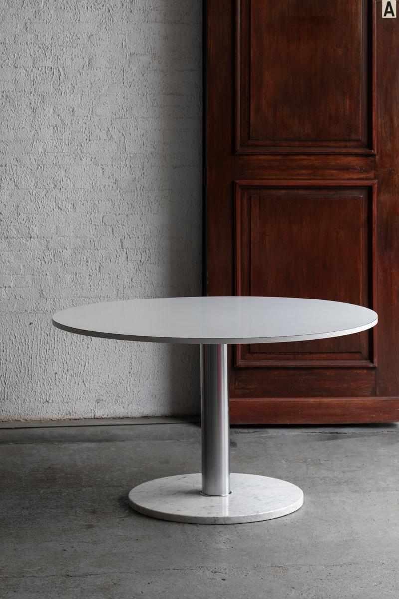 Table de salle à manger ronde, conçue par Alfred Hendrickx et produite par Belform en Belgique vers 1960. Ce modèle associe un plateau en bois stratifié blanc à un pied en marbre et chrome. En très bon état avec quelques légères usures sur la base,