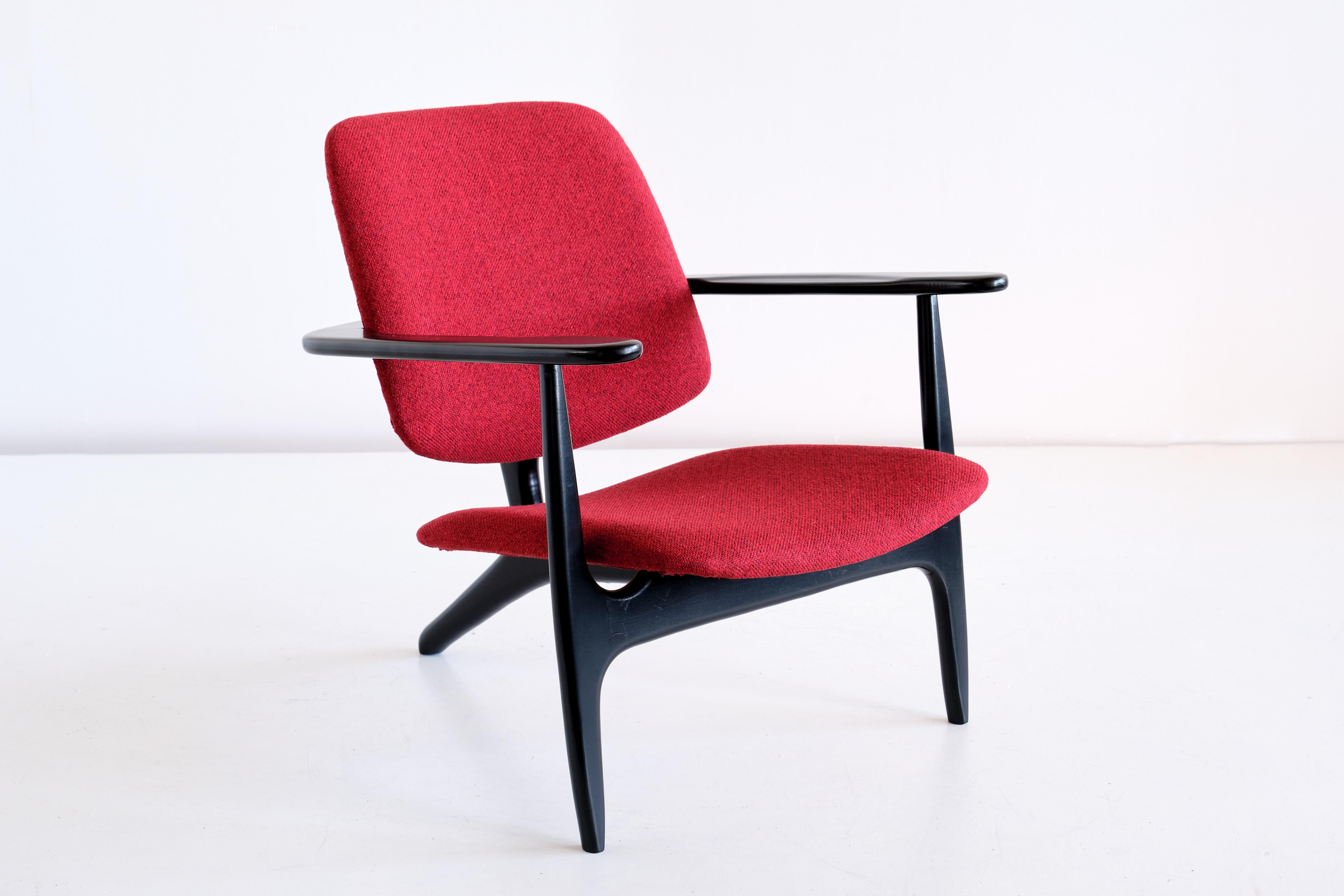 The S3 chair was designed by Alfred Hendrickx and produced by Belform in Belgium in 1958. This rare chair was a custom design by Hendrickx for the Sabena Airlines first class lounge in Zaventem Airport, Brussels. The three-legged, black lacquered