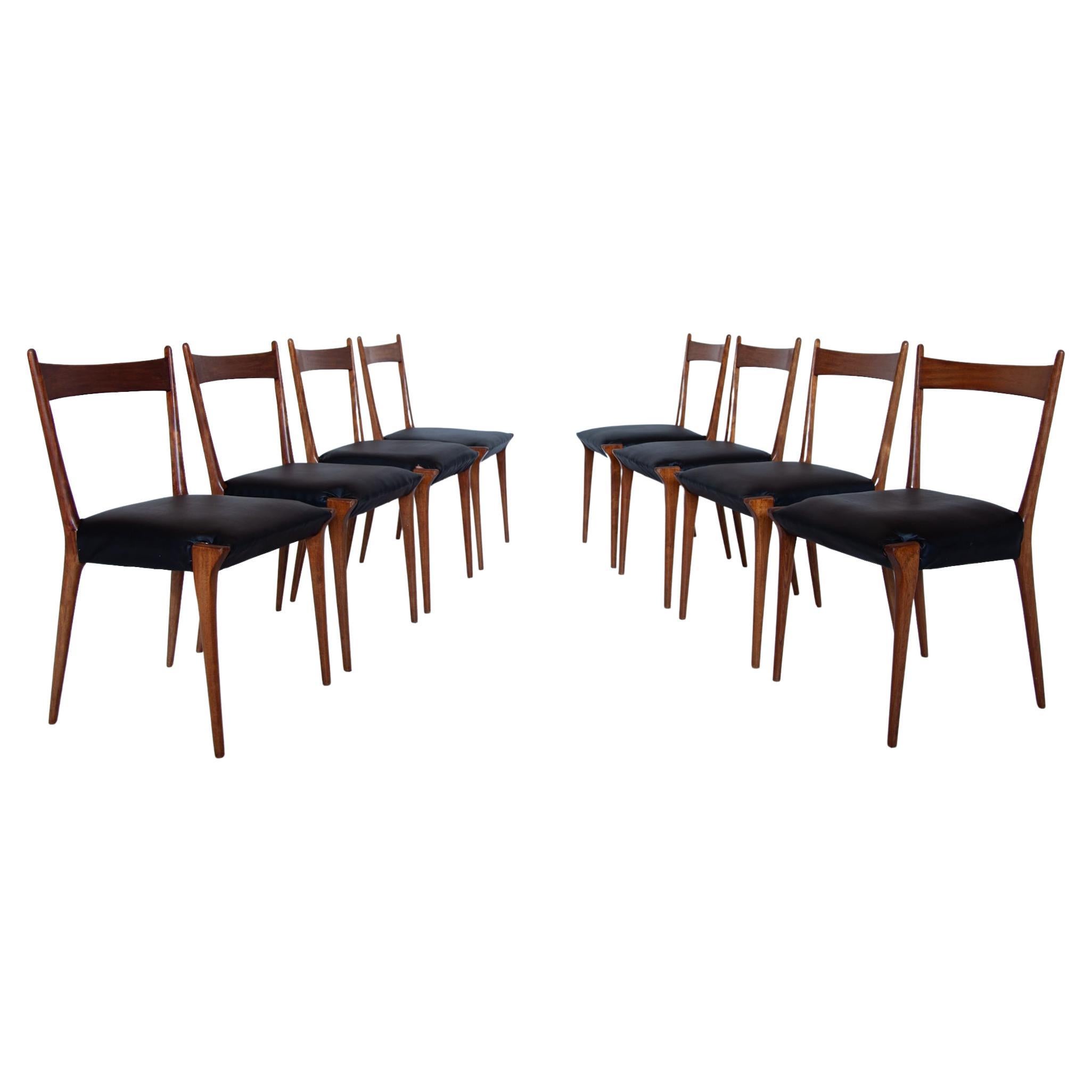Ensemble de huit très rares chaises Design/One conçues par Alfred Hendrickx en 1958 pour Belform.
Bien que les chaises aient l'air très fragiles, elles sont très solides dans leur construction. La silhouette en bois est très astucieuse, tandis que