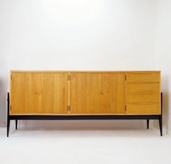 Aparador Alfred Hendrickx de cuatro puertas y cuatro cajones (c.1956)