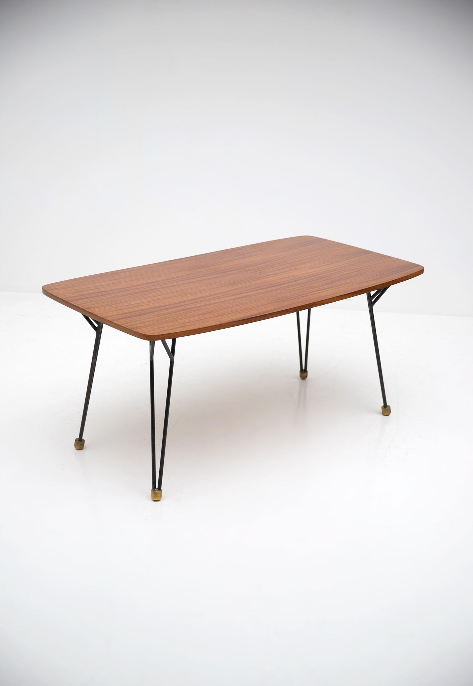 Rare T3 dining table designed by Alfred Hendrickx and made by Belform in the 50s. The table has a nice wood grain table top and a black lacquered metal frame detailed with four full brass feet. This table is very rare and hard to find. A highly