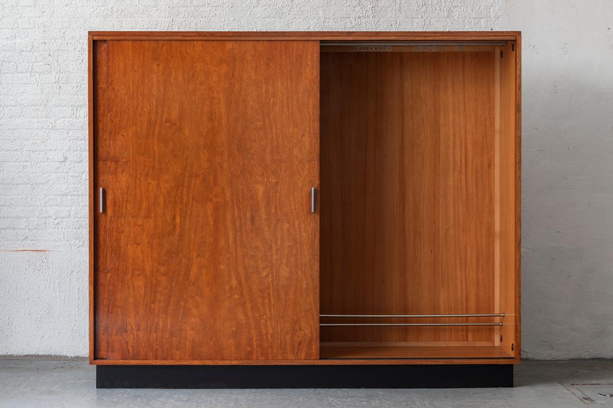 Armoire conçue par Alfred Hendrickx et produite par Belform en Belgique vers 1960. Fabriqué en placage de bubinga. Hormis une petite fissure dans la base laquée noire à gauche et à droite, cette pièce est en très bon état.

H : 179 cm
W: 211 cm
D :