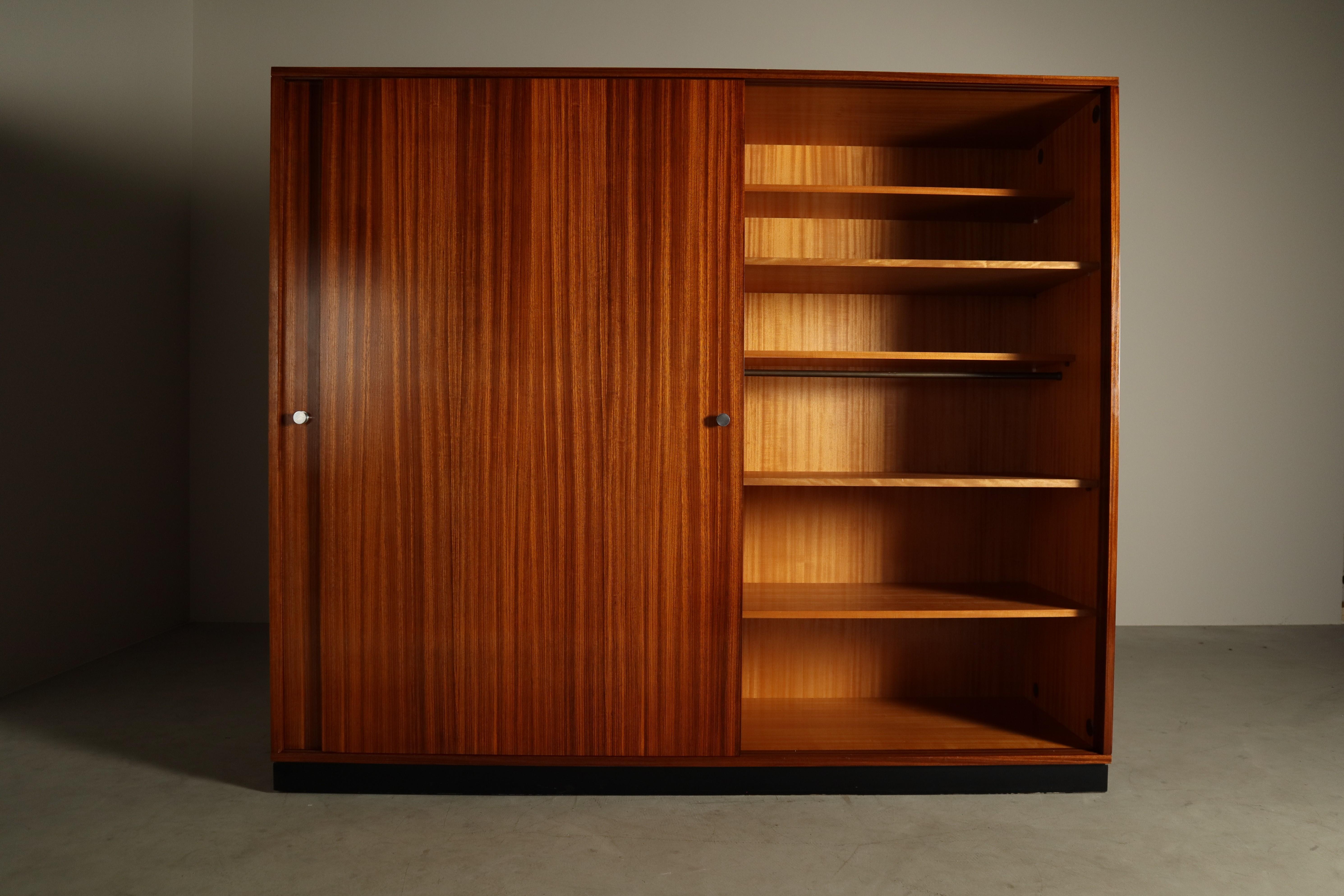 Armario Alfred Hendrickx para Belform en madera de zebrano, principios de los 60 Moderno de mediados de siglo en venta
