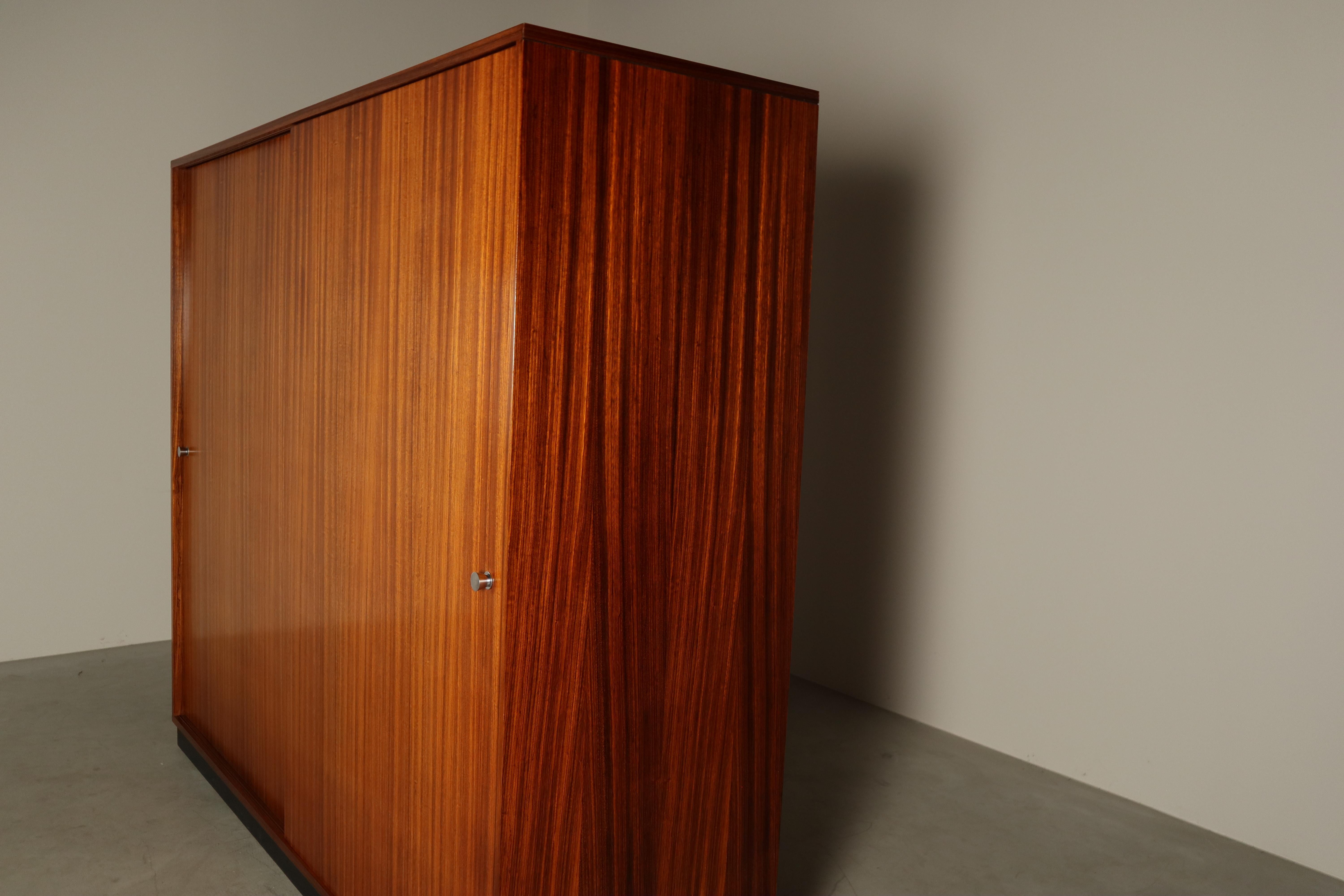 Armario Alfred Hendrickx para Belform en madera de zebrano, principios de los 60 siglo XX en venta