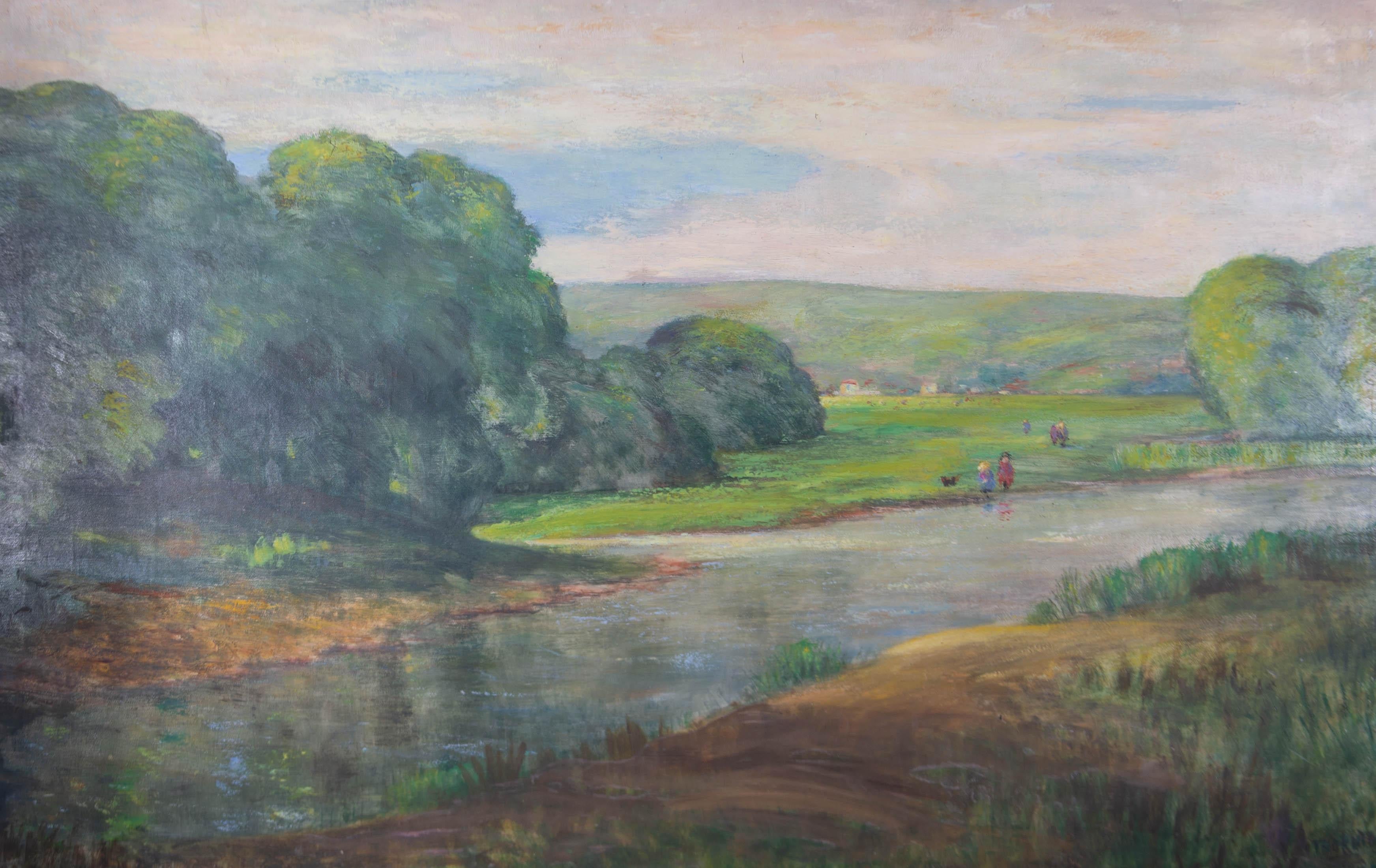 Un paesaggio soleggiato ad olio che mostra un prato verde e rigoglioso con alberi verdeggianti e colline verdi in lontananza. Alcune figure passeggiano, con il loro cane, sull'erba. L'artista ha firmato e datato l'angolo in basso a destra. Su tela.