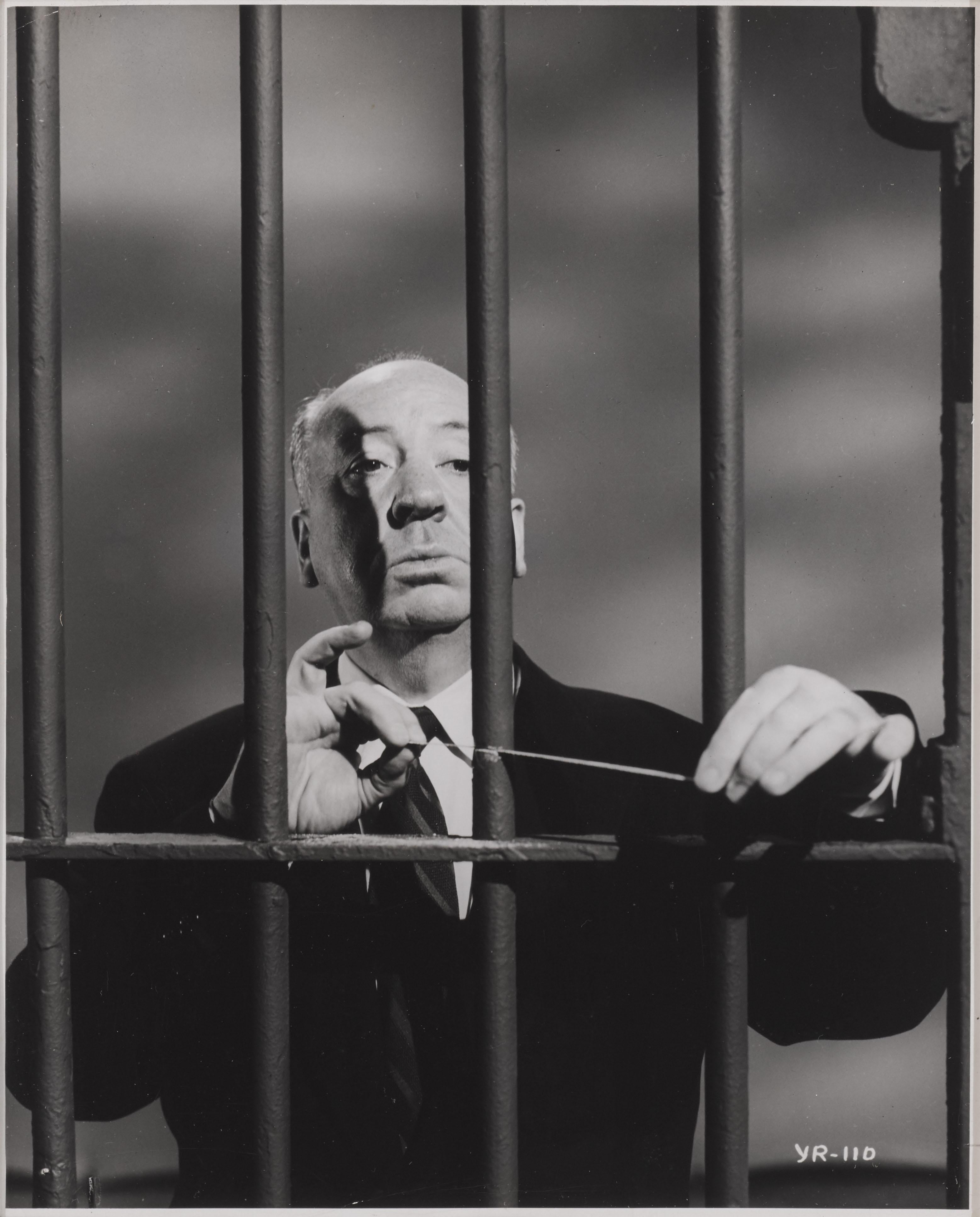 Fotografia originale candidata con finitura lucida in studio per Alfred Hitchcock Presents è una serie televisiva antologica americana creata, condotta e prodotta da Alfred Hitchcock.

La foto è incorniciata in modo conservativo con una cornice in