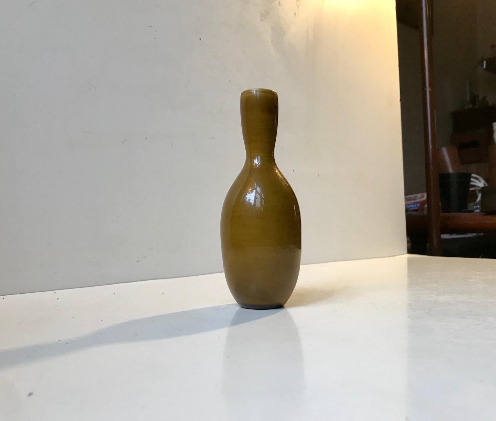 Organically shaped vase in pickle/olive green hares fur glaze. It’s a very early piece by Alfred Johansson who mastered ceramic modernism way earlier than Stalhane, Nylund and Friberg. Its hand signed to its base and marked Höganäs.
