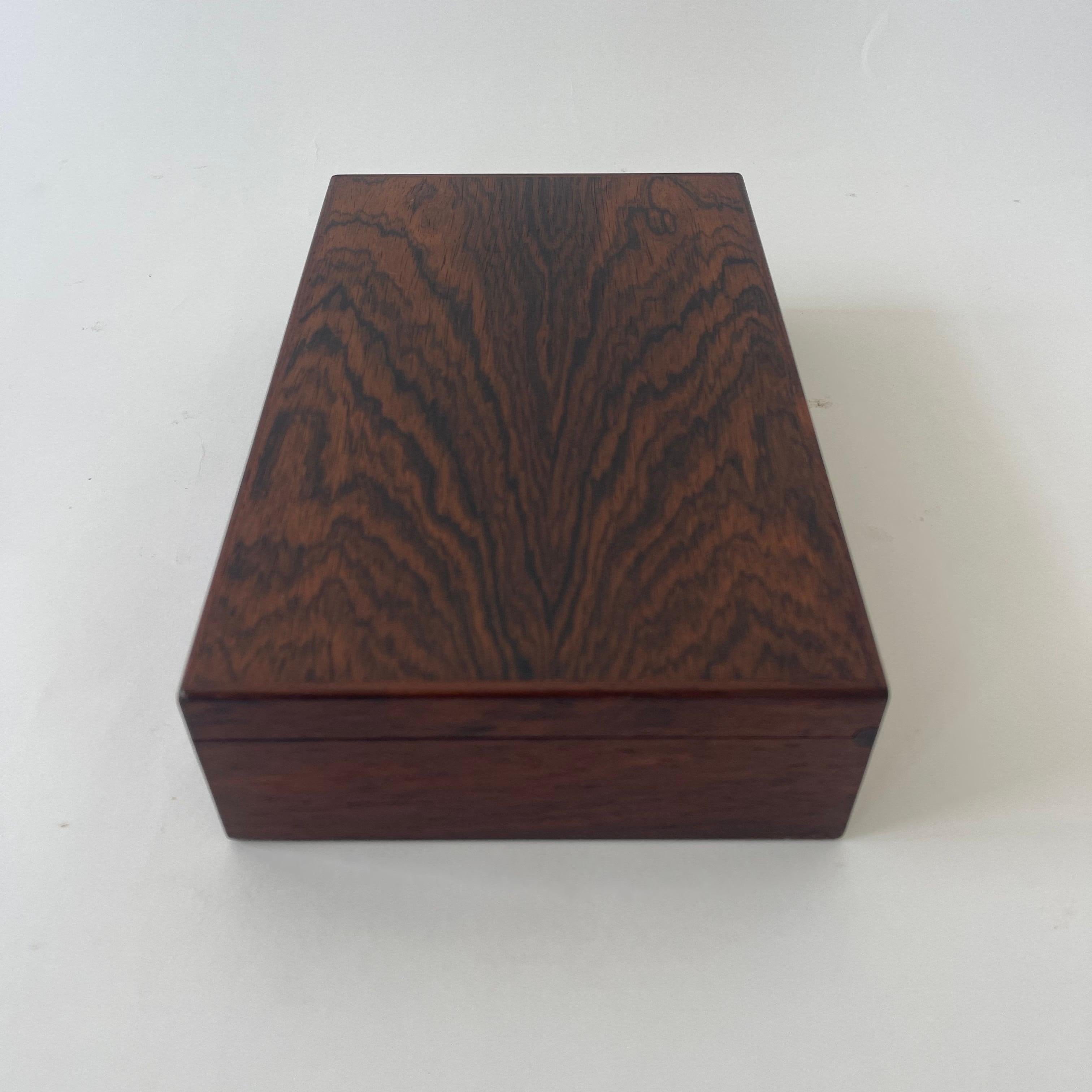 Danois Alfred Klitgaard Boîte à bijoux moderne danoise en bois de rose et daim, Danemark, années 1950 en vente
