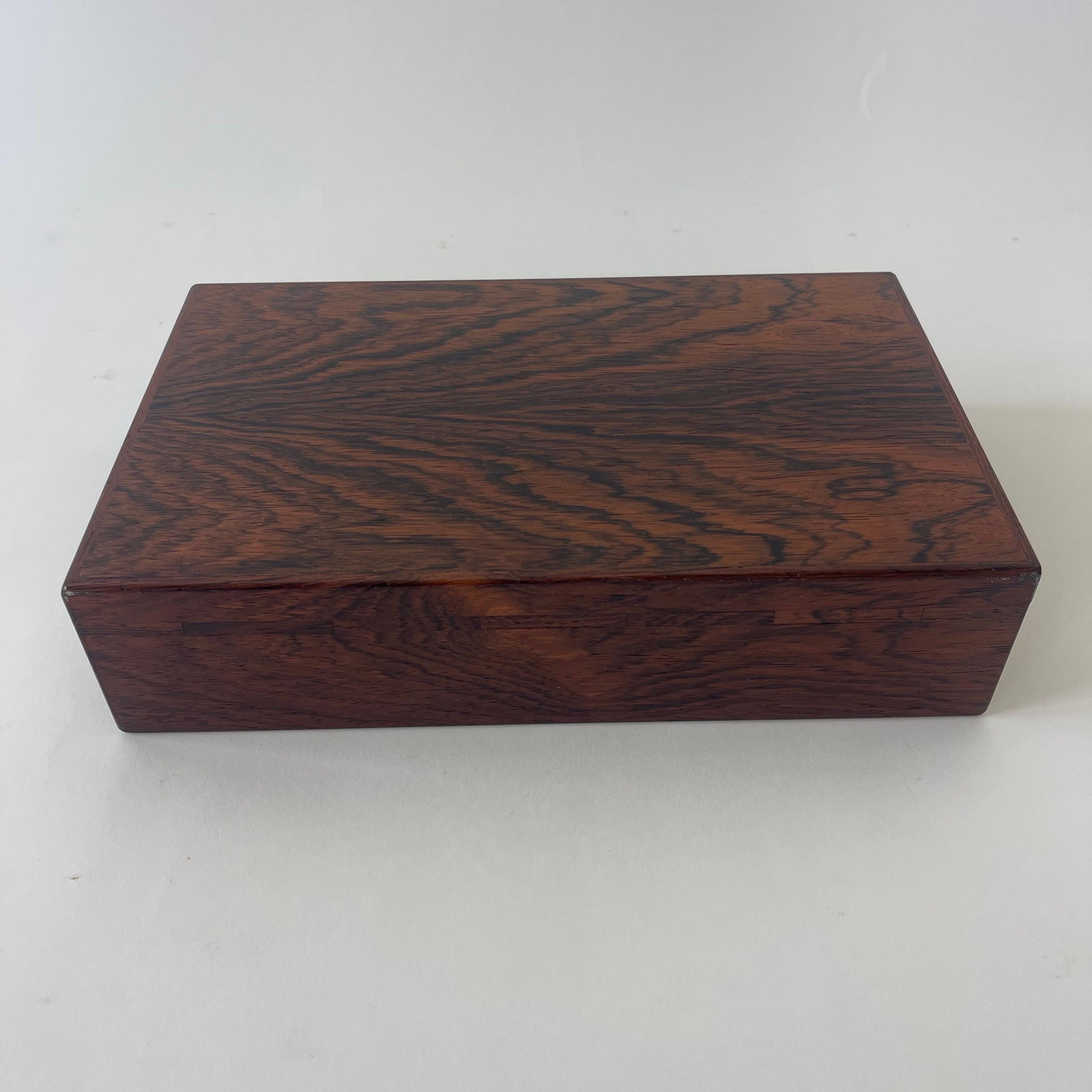 Daim Alfred Klitgaard Boîte à bijoux moderne danoise en bois de rose et daim, Danemark, années 1950 en vente