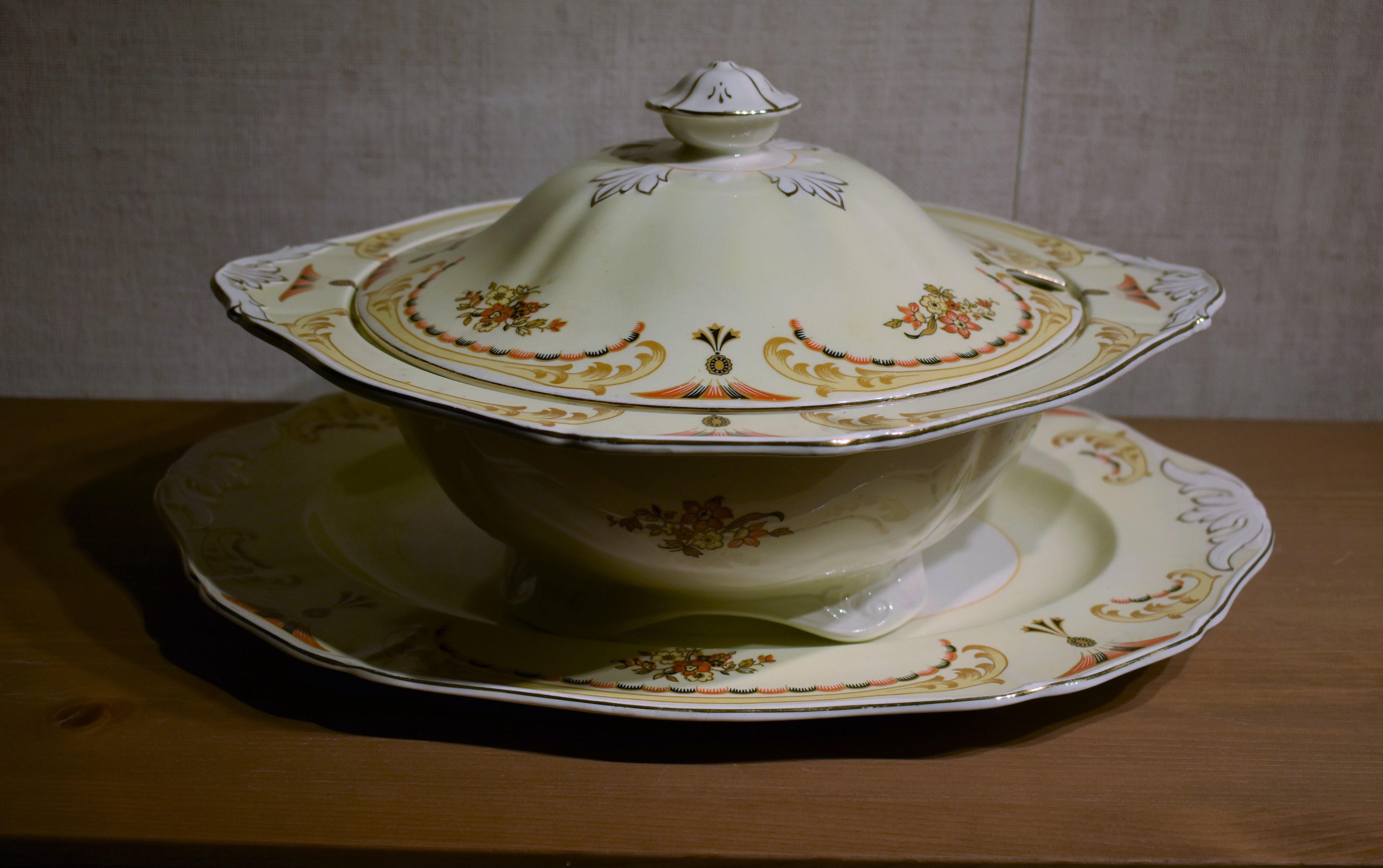 A lovely large serving bowl with lid and serving plate. The set is in pristine condition and has a beautiful shape.