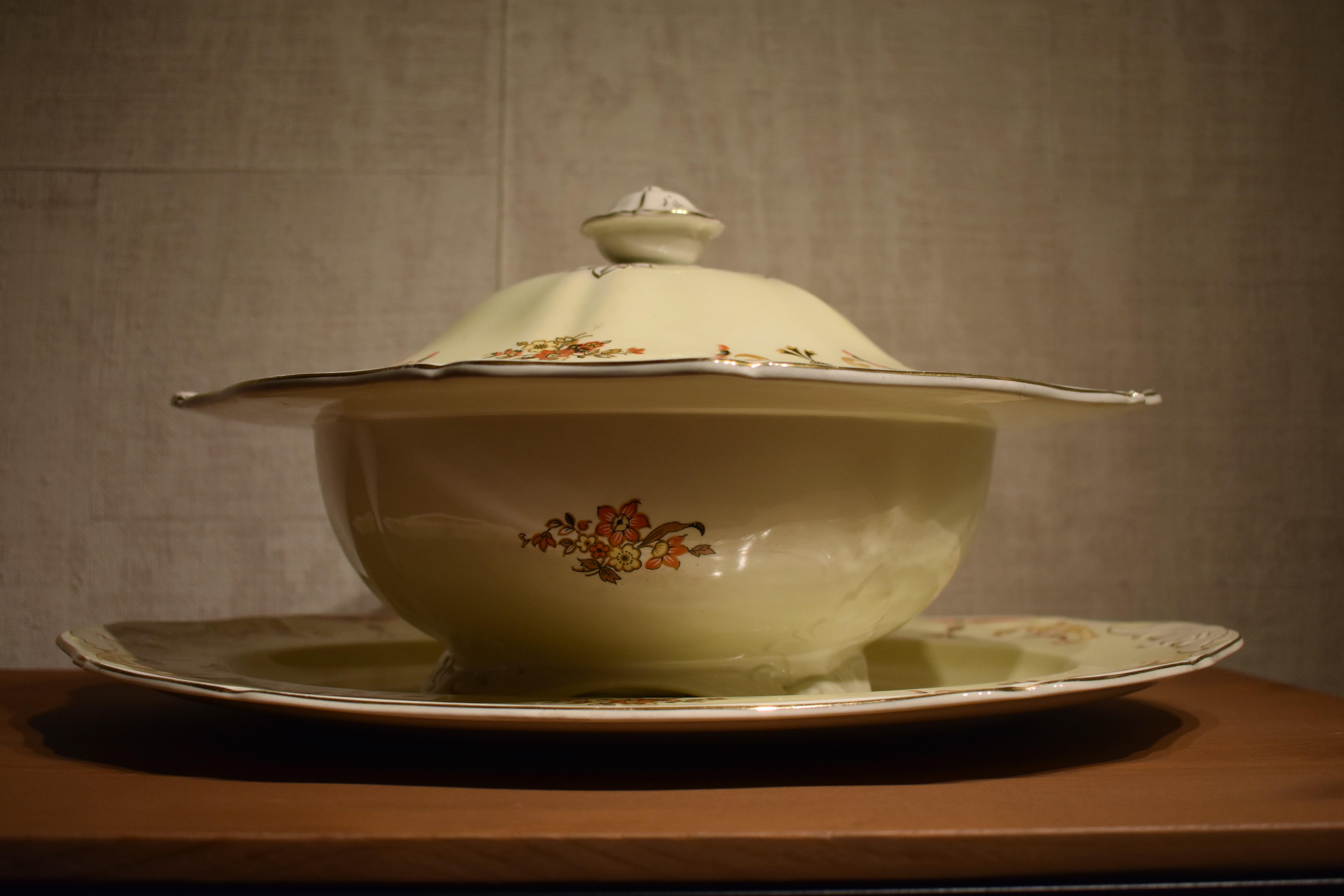 English Alfred Meakin Serving Bowl and Plate, circa 1930s For Sale