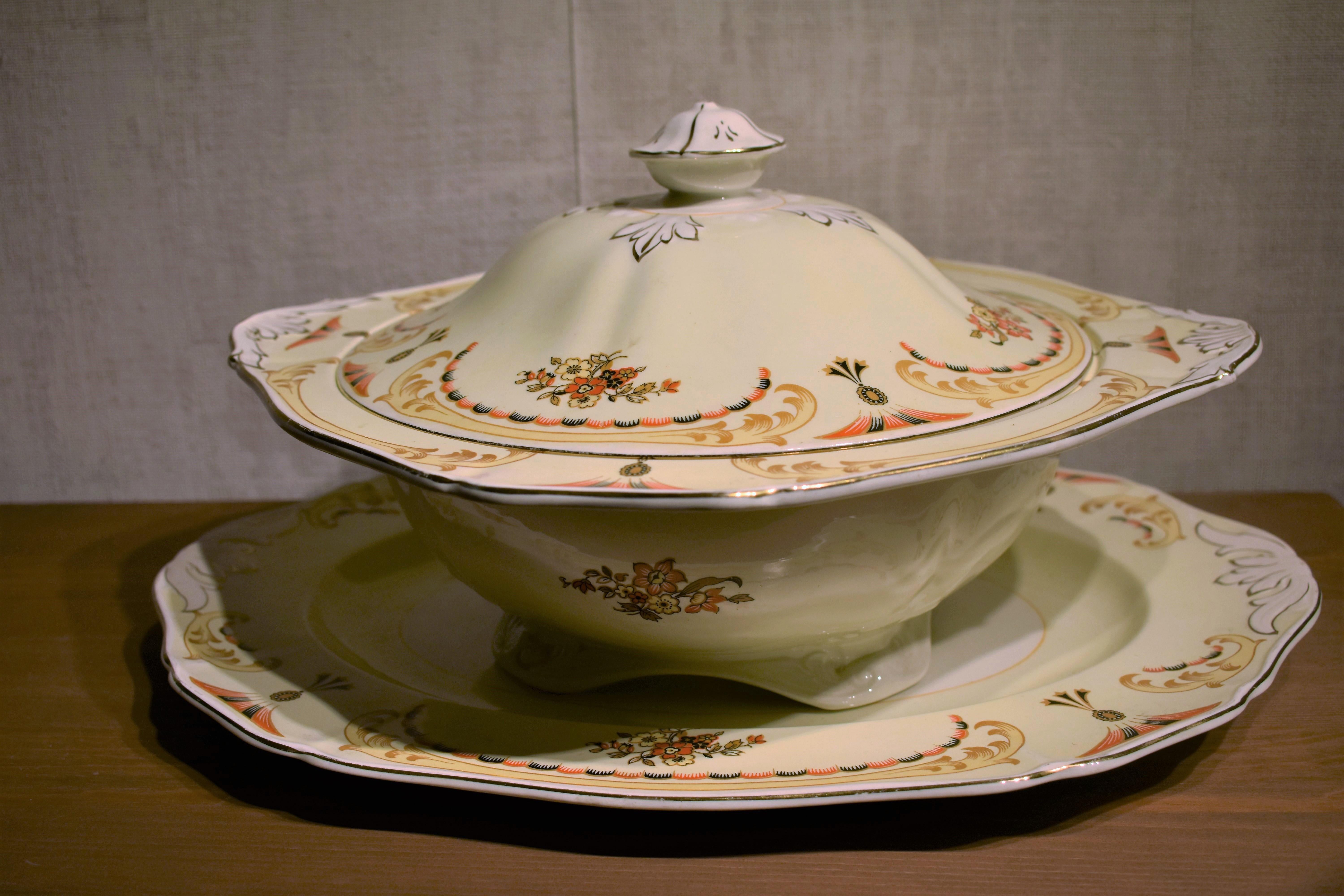 Hand-Painted Alfred Meakin Serving Bowl and Plate, circa 1930s For Sale
