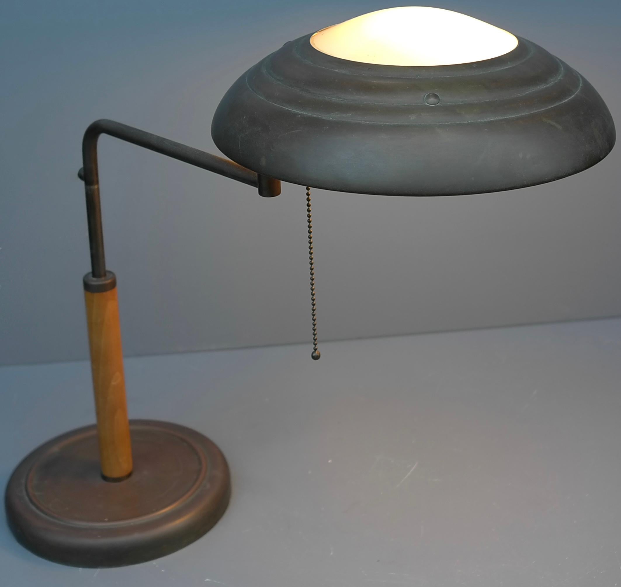 Alfred Müller Art Deco copper desk lamp, Belmag model Quick 1500, Zurich 1935


Adjustable in Height with swing arm, diameter shade 31cm.