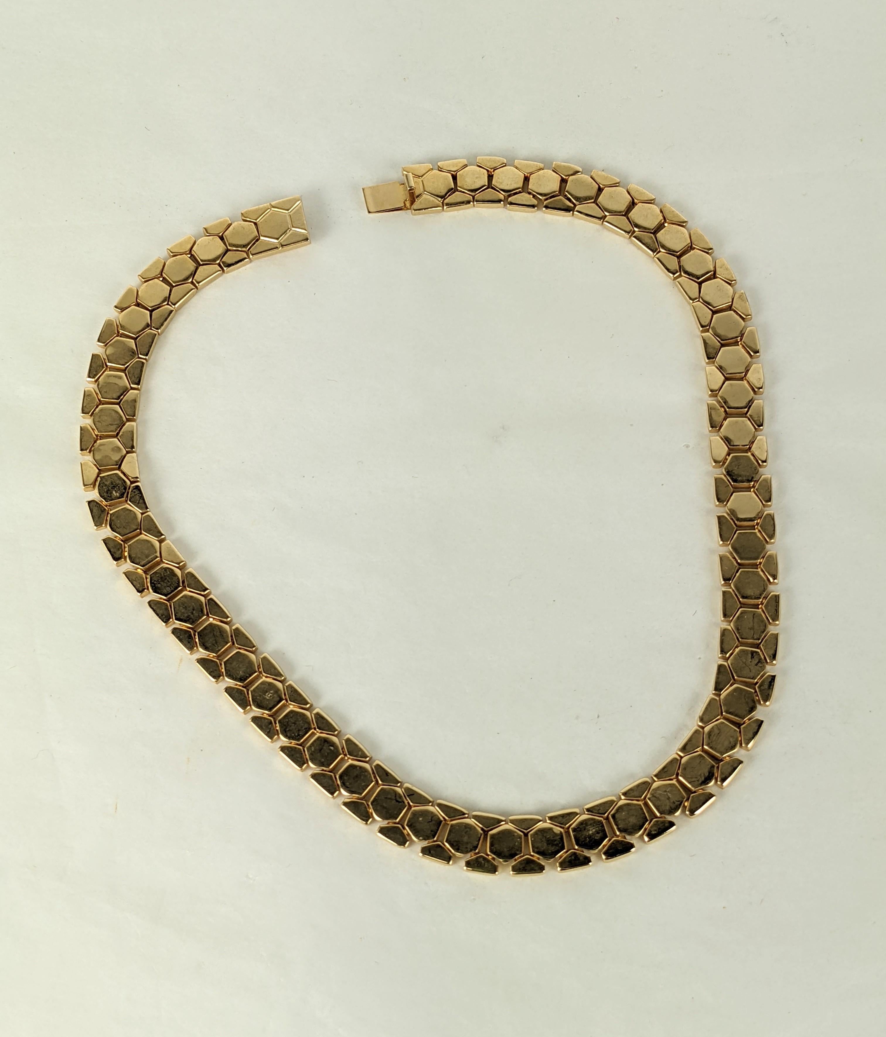 Alfred Philippe for Trifari Retro honeycomb necklace. The articulated honeycomb links of 14 carat gold plate. 1940's USA. Excellent Condition
Length 14.3/8