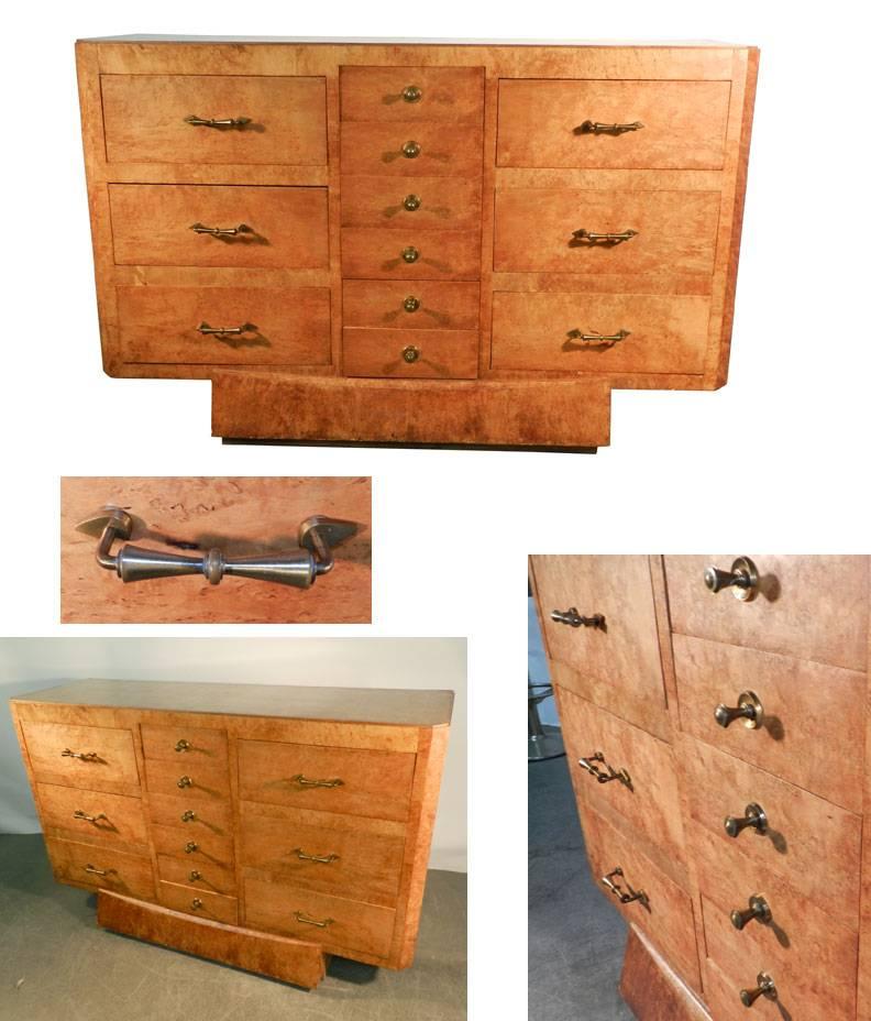 Alfred Porteneuve, Art Deco chest of drawers in birch veneer.
Lacks of veneer. To be revarnished.

6800 € on actual condition.
9000 € fully restored, French varnish.