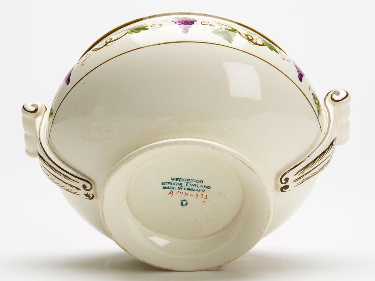 Alfred Powell Wedgwood Creamware Salsera con motivos de vides de uva en venta 3