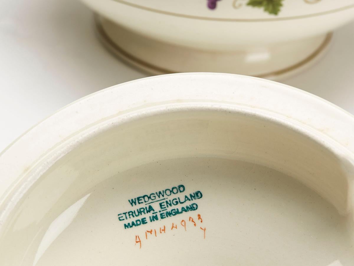 Alfred Powell Wedgwood Creamware Salsera con motivos de vides de uva en venta 4