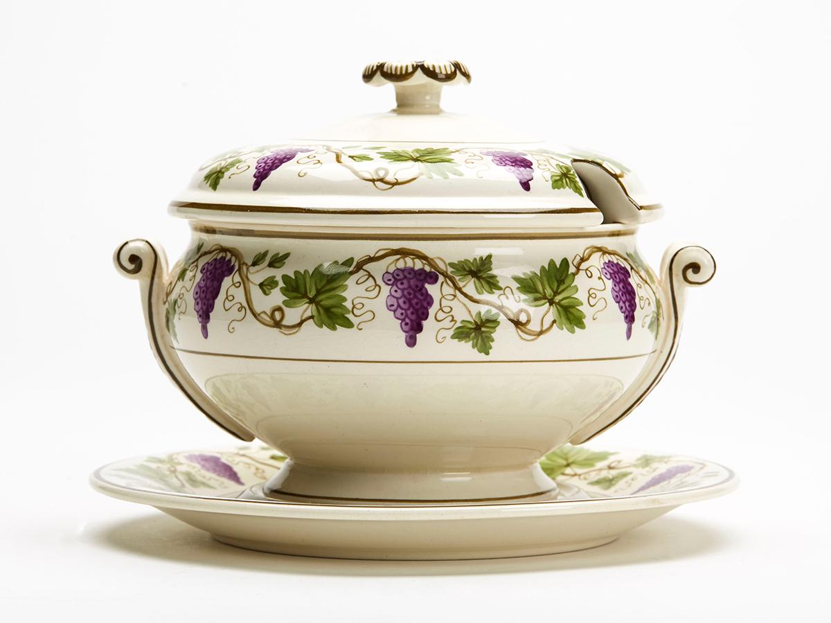 Alfred Powell Wedgwood Creamware Salsera con motivos de vides de uva Inglés en venta