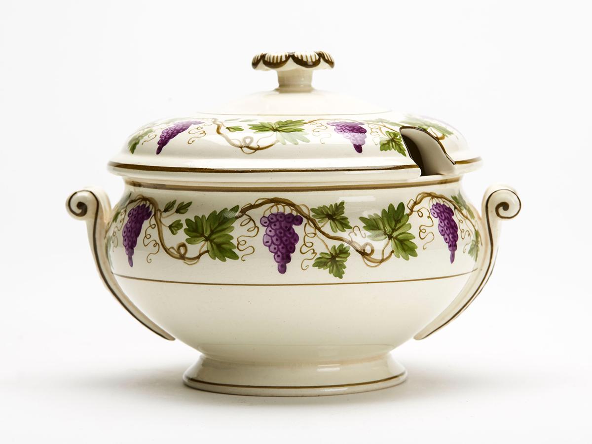 Alfred Powell Wedgwood Creamware Salsera con motivos de vides de uva Glaseado en venta