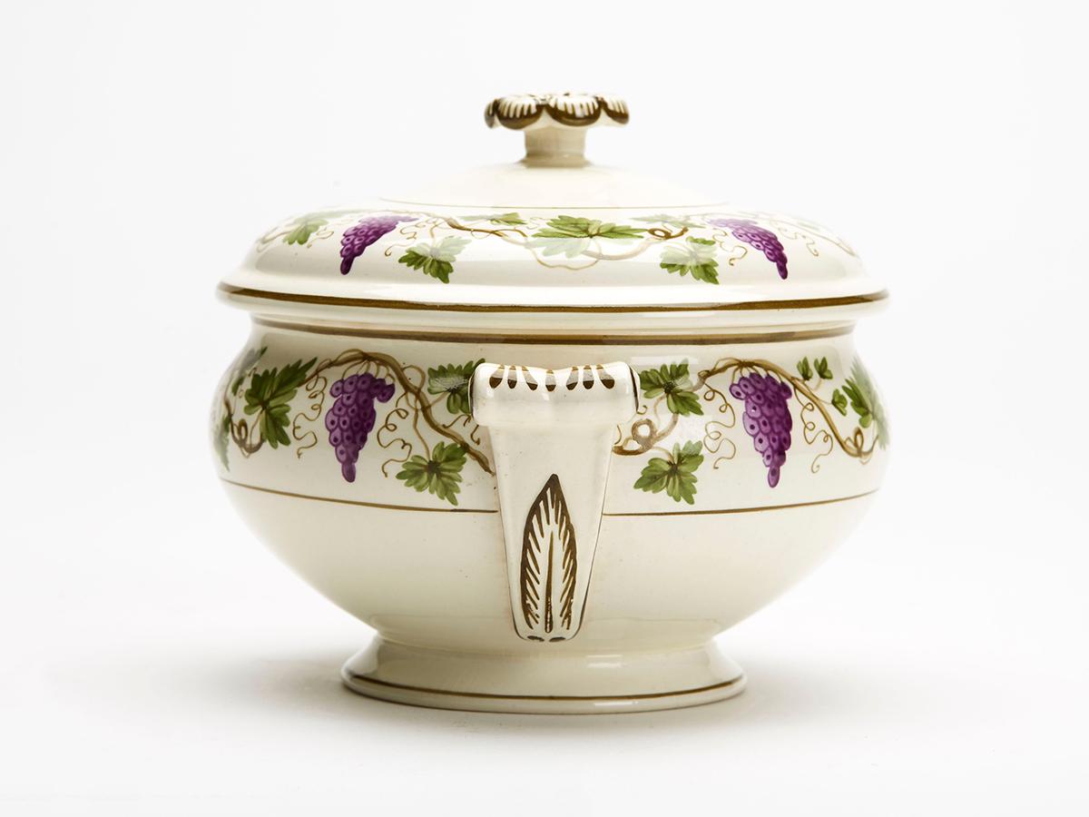 Alfred Powell Wedgwood Creamware Salsera con motivos de vides de uva en Bueno estado para la venta en Bishop's Stortford, Hertfordshire