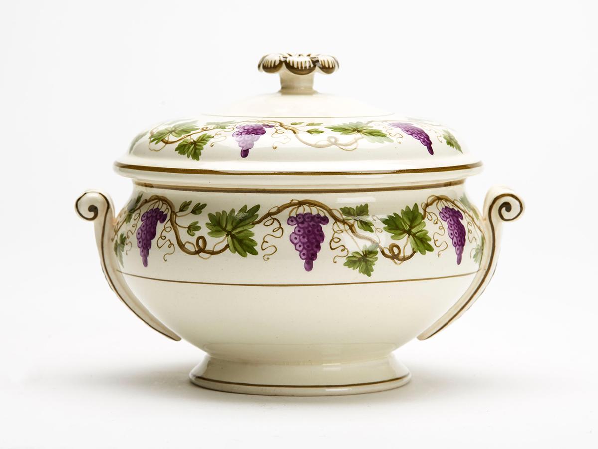 Alfred Powell Wedgwood Creamware Grape Vine Pattern Sauce Tureen In Good Condition For Sale In Bishop's Stortford, Hertfordshire