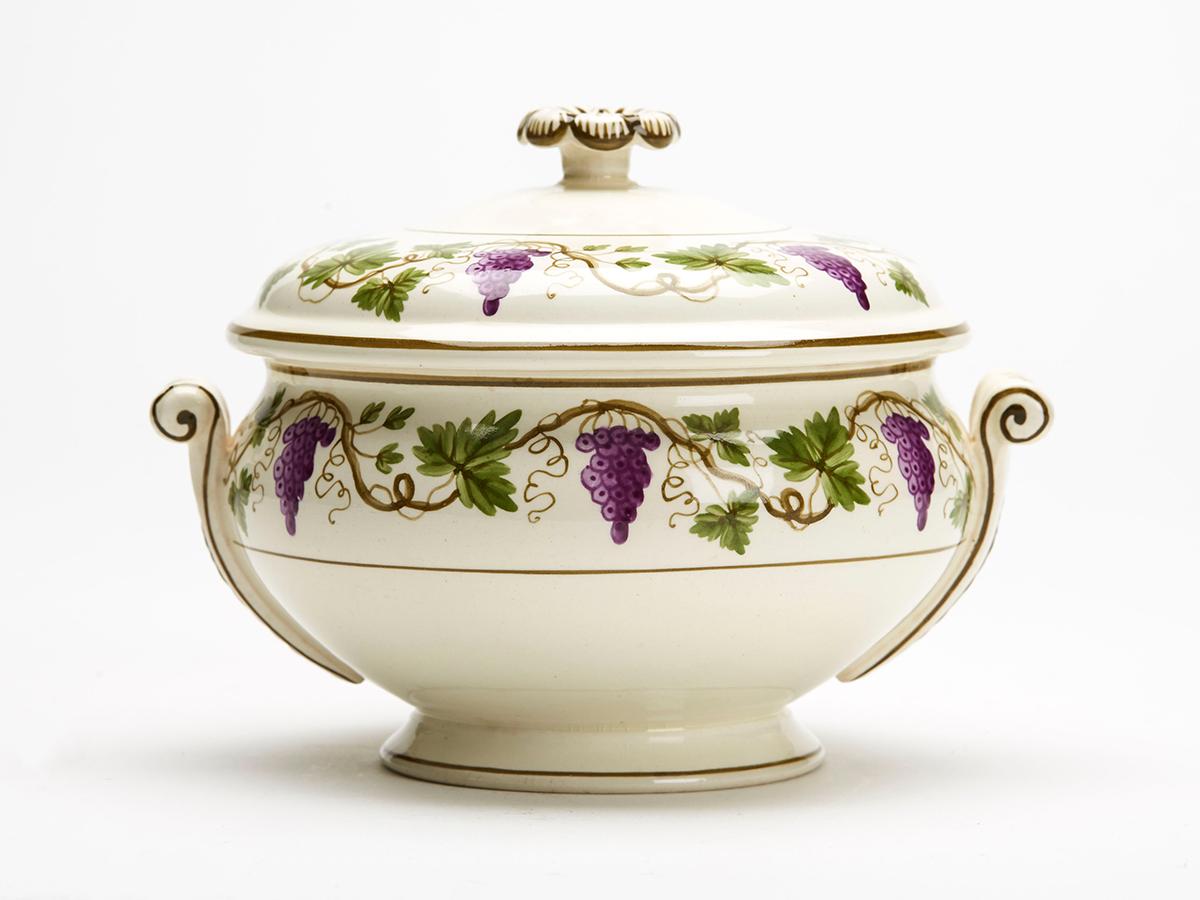 Alfred Powell Wedgwood Creamware Salsera con motivos de vides de uva siglo XX en venta