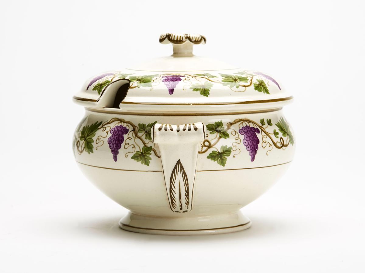 Alfred Powell Wedgwood Creamware Salsera con motivos de vides de uva Cerámica Creamware en venta