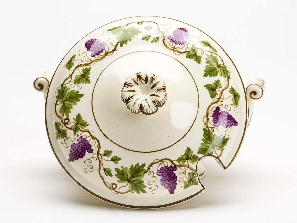 Alfred Powell Wedgwood Creamware Salsera con motivos de vides de uva en venta 1