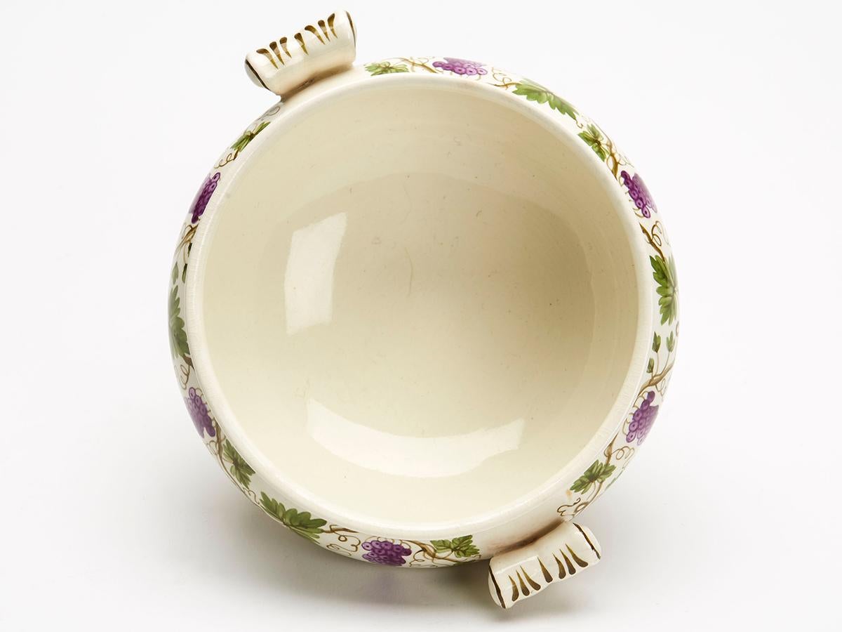 Alfred Powell Wedgwood Creamware Salsera con motivos de vides de uva en venta 2