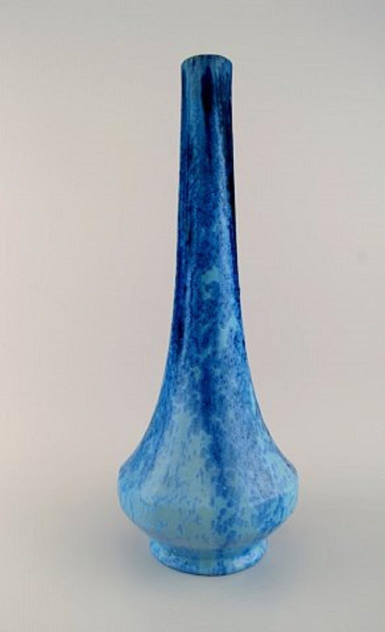 Alfred Renoleau, France. Large floor vase in glazed ceramics. Beautiful crystal glaze in shades of blue, 1910s-1920s.
Measures: 48.5 x 19 cm.
In excellent condition.
Signed.