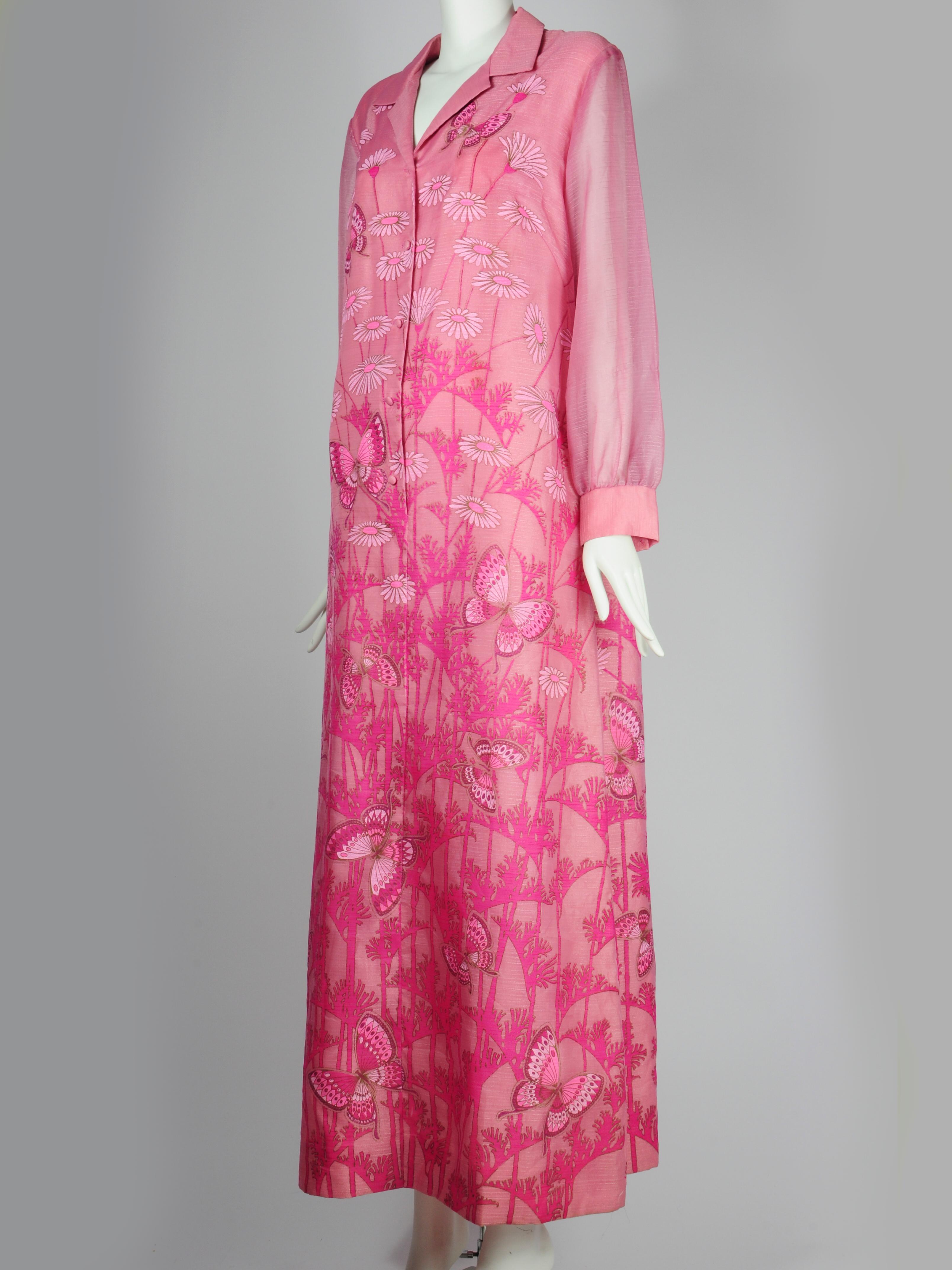 Alfred Shaheen Hawaii California robe longue à imprimé papillon et floral en rose poussiéreux. Cette robe a été imprimée à la main, comme c'est souvent le cas pour la marque Alfred Shaheen. Le placement de l'imprimé est magnifique, et l'imprimé se