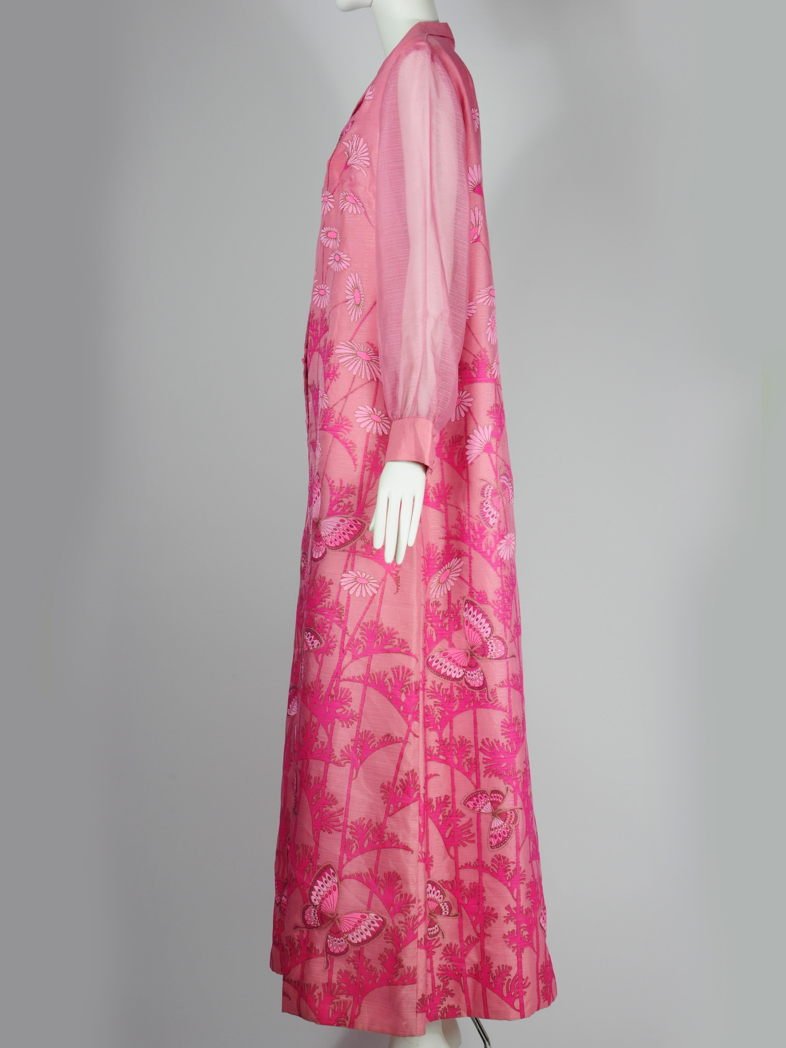 Alfred Shaheen - Robe longue hawaïenne rose avec imprimé floral papillon  Bon état - En vente à AMSTERDAM, NL