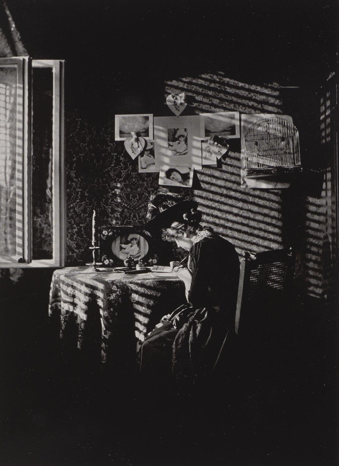 Cette exquise photogravure d
Alfred Stieglitz (1864-1946), intitulée Sunlight and Shadows, Paula, provient du folio de 1947 Stieglitz Memorial Portfolio, 1864-1946. Publié par Twice a Year Press, New York, et imprimé par Lakeside Press, Chicago,