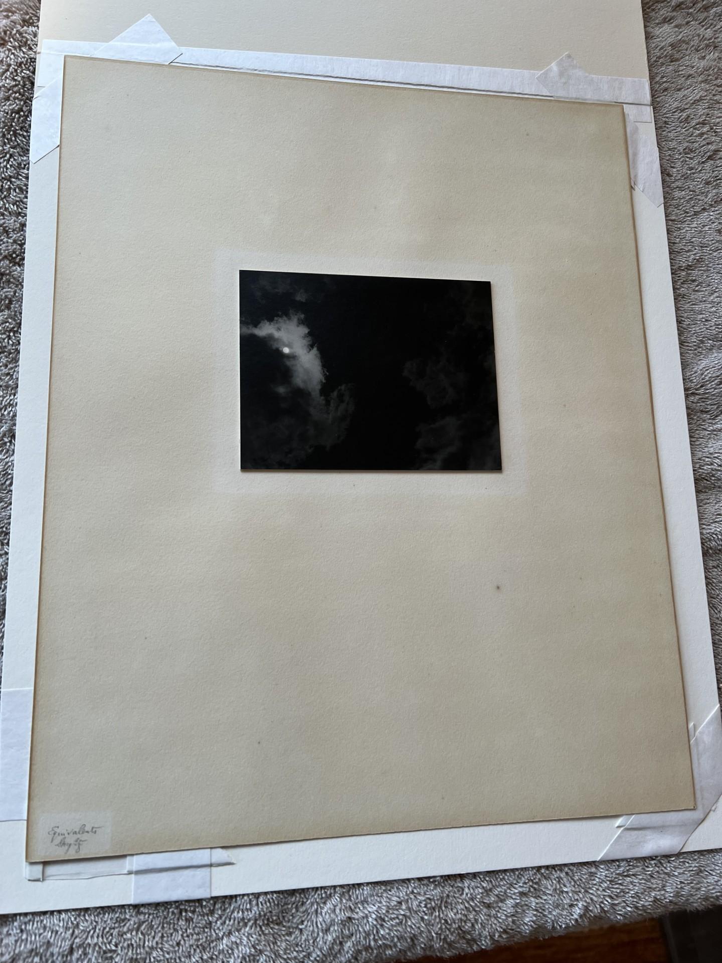 Alfred Stieglitz fertigte die Equivalents cloud studies zwischen 1925 und 1934 an. Sie gelten oft als die ersten Fotografien, die frei von wörtlichen Motiven sind, und werden zu den ersten abstrakten fotografischen Kunstwerken gezählt. Stiegltiz