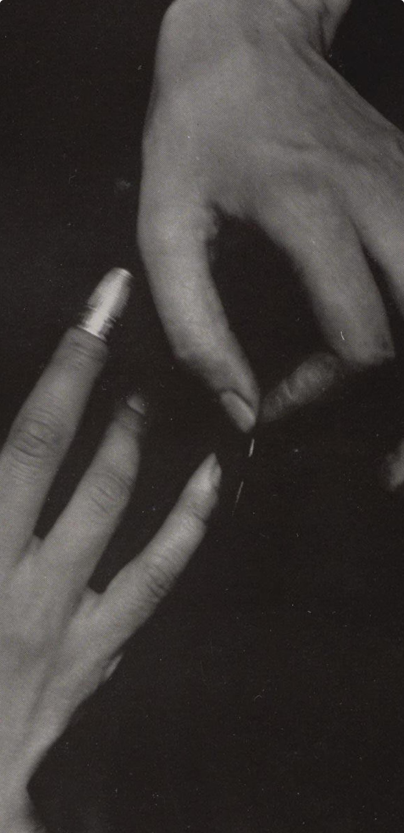 Stieglitz, O'Keeffe Hands with/Thimble, Alfred Stieglitz Memorial Portfolio (d'après) en vente 3