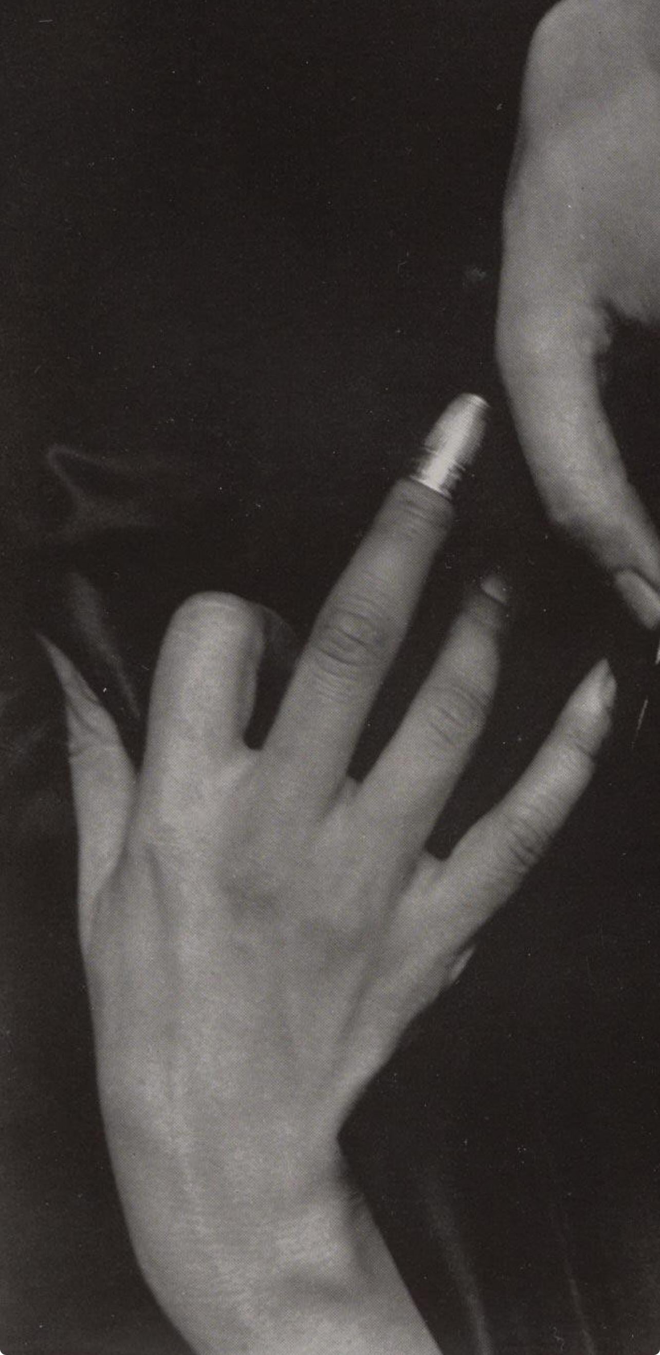 Alfred Stieglitz, Georgia O'Keeffe Hände mit Fingerhut, 1947 (nach) Georgia O'Keeffe im Angebot 1