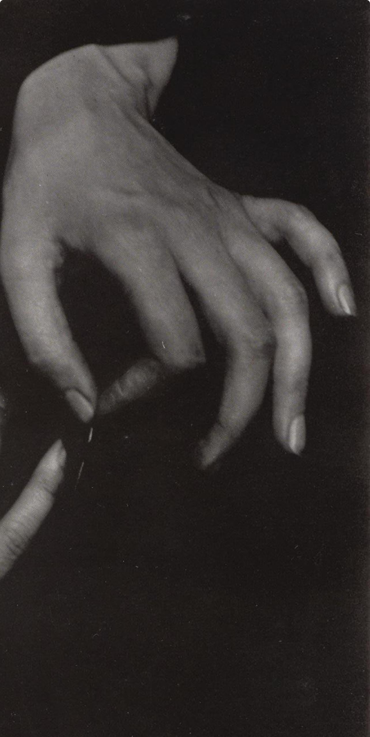 Alfred Stieglitz, Georgia O'Keeffe Hände mit Fingerhut, 1947 (nach) Georgia O'Keeffe im Angebot 2