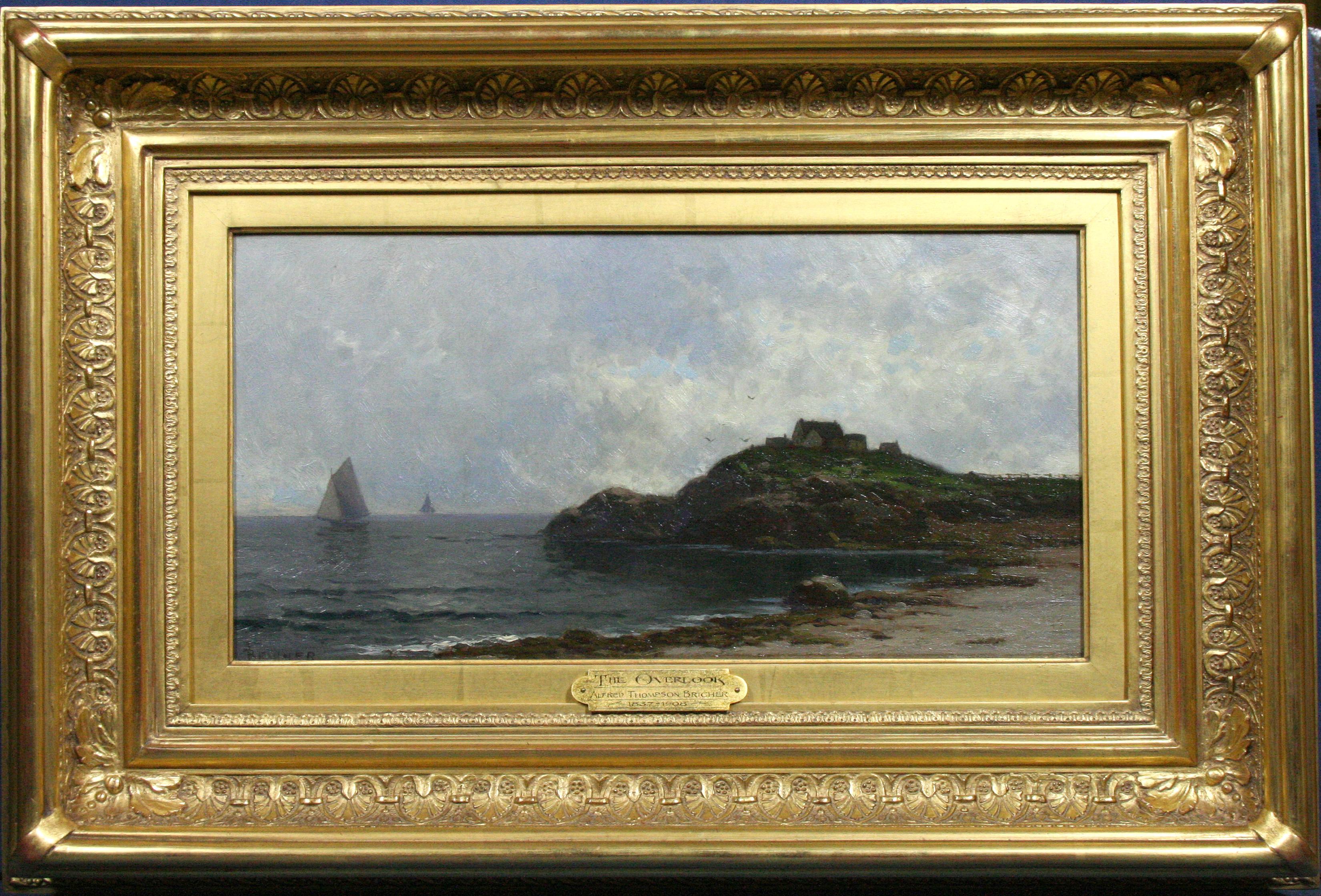 Alfred Thompson Bricher peint un chalet côtier sur une colline surplombant la mer, tandis que des bateaux naviguent dans les eaux au-delà et que des nuages gris s'amoncellent au-dessus de sa tête dans son œuvre d'art intitulée 