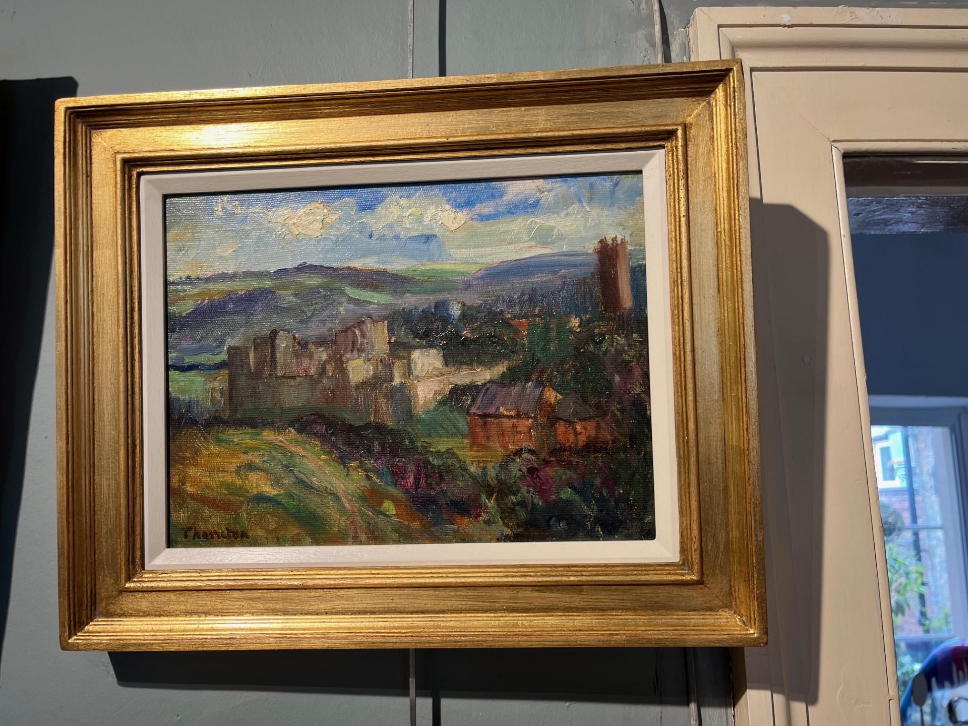 Castle de Ludlow, Shropshire avec Clee Hills au-delà  - paysage lumineux à l'huile - Painting de Alfred Thornton