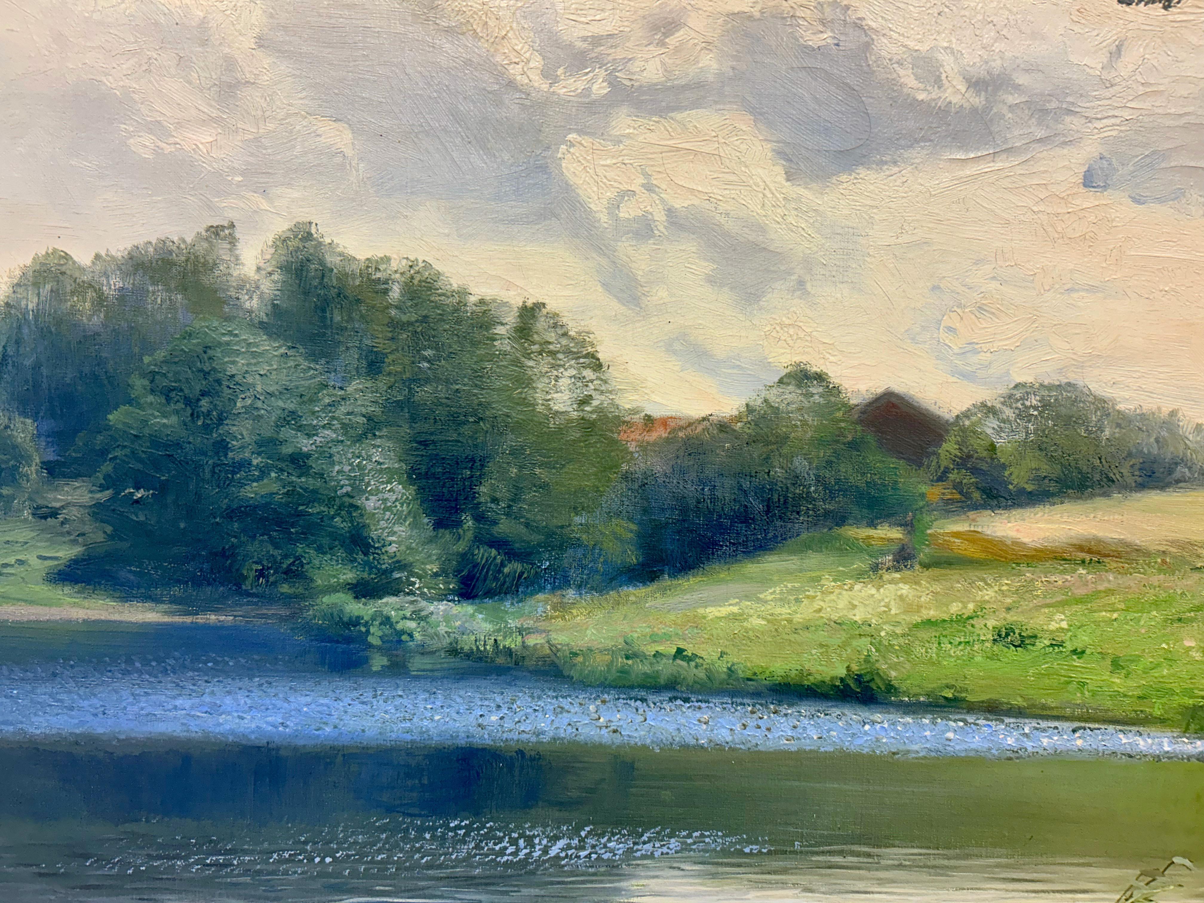 Grande paesaggio estivo dell'artista svedese Alfred Thörne (1850-1916). Un sentiero pedonale conduce verso prati e alberi illuminati dal sole lungo il bordo del canale/lago; in lontananza una fattoria è appena visibile dietro alcuni alberi. Firmato