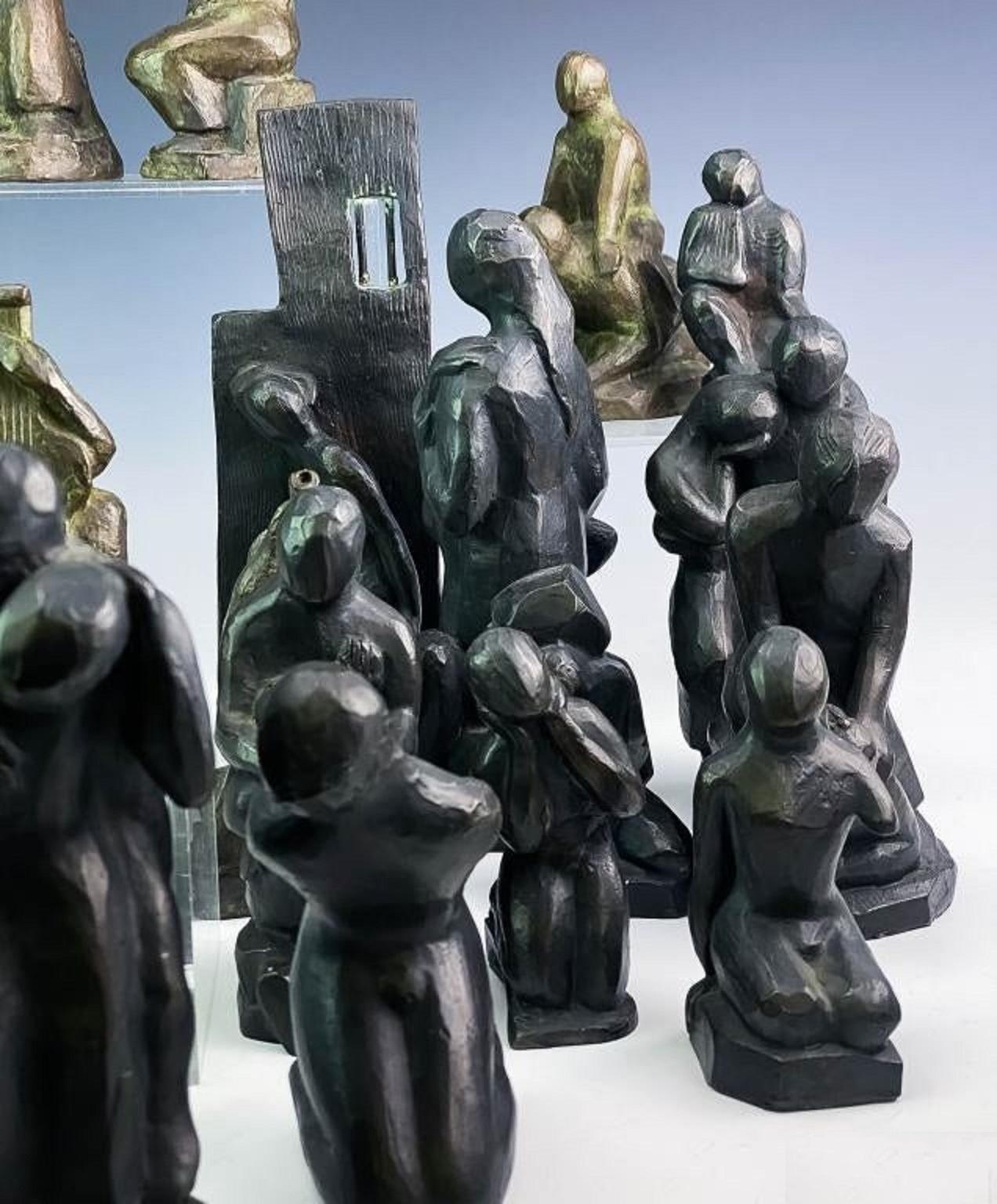 Modernistische Museumsskulptur „ Liberty vs Slavery Van Loen“ aus Bronze mit abstraktem Schachset (Gold), Figurative Sculpture, von Alfred Van Loen
