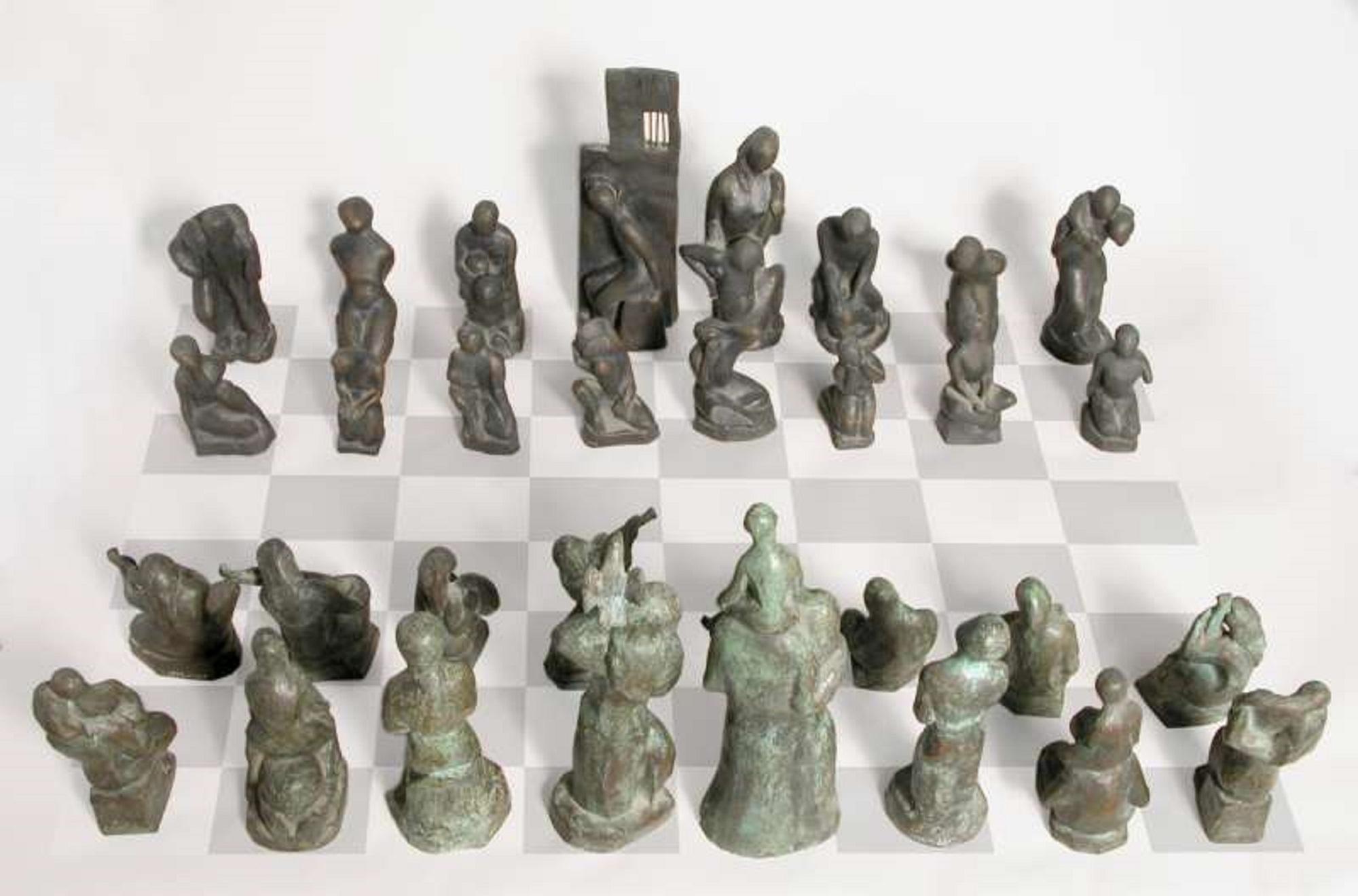 Modernistische Museumsskulptur „ Liberty vs Slavery Van Loen“ aus Bronze mit abstraktem Schachset im Angebot 2