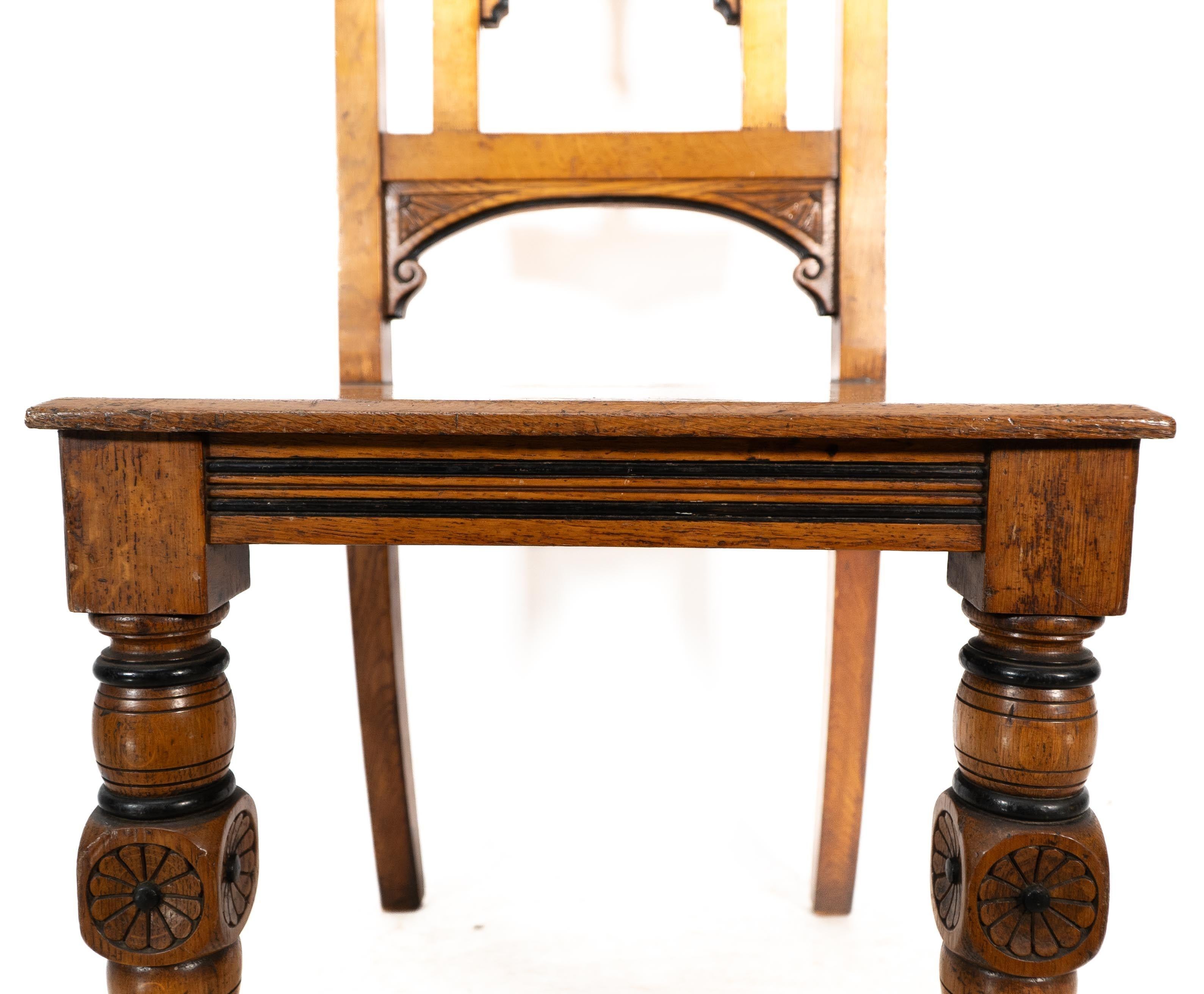 Alfred Waterhouse attribuito a James Lamb. Una sedia da sala in legno di quercia in stile gotico-revival in vendita 3