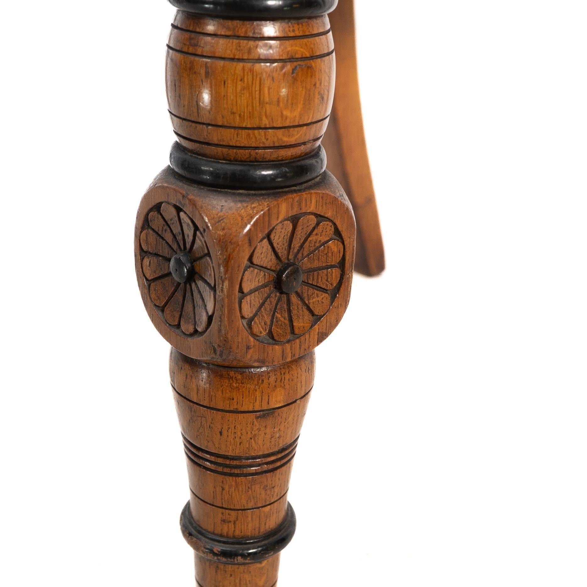 Alfred Waterhouse attribuito a James Lamb. Una sedia da sala in legno di quercia in stile gotico-revival in vendita 4