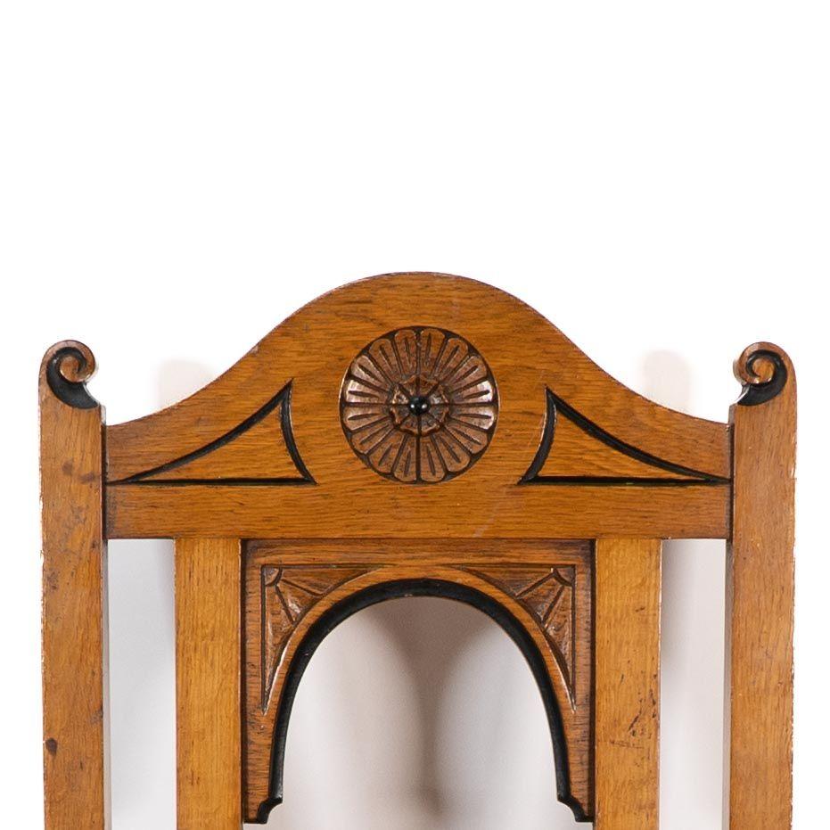 Alfred Waterhouse attribuito a James Lamb. Una sedia da sala in legno di quercia in stile gotico-revival in vendita 1