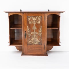 Attribué à Alfred Wickham Jarvis, placard suspendu de style Arts & Crafts en noyer