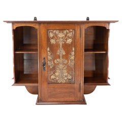 Alfred Wickham Jarvis atribuido. Un armario colgante Arts & Crafts de nogal