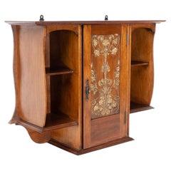 Attribué à Alfred Wickham Jarvis, placard suspendu de style Arts & Crafts en noyer