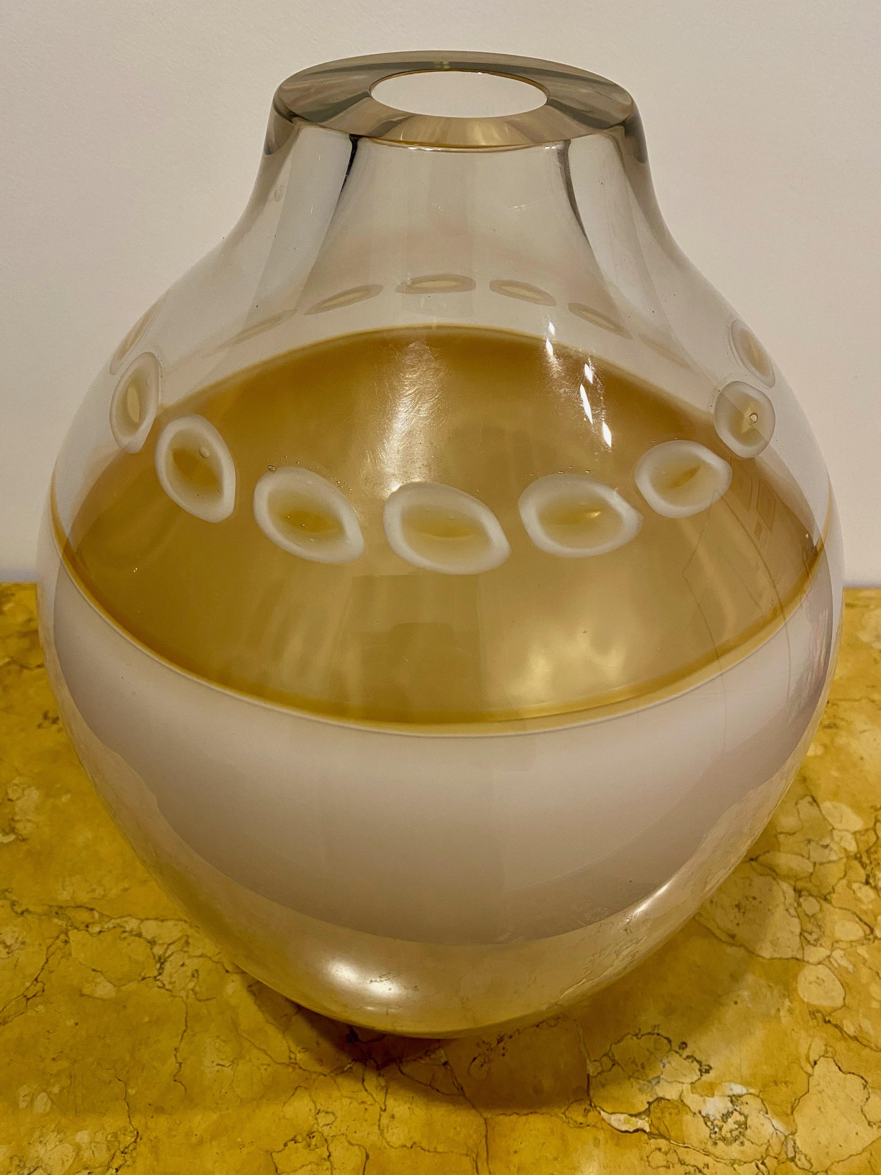 Alfredo Barbini (Murano, 1912 - Murano, 13 febbraio 2007).  Un vaso grande di Murano, anni '70. Vetro incolore, parzialmente bianco opaco e sovrapposto all'ocra. Decorato con murrine circostanti e fuse. Marchio sul lato inferiore: 